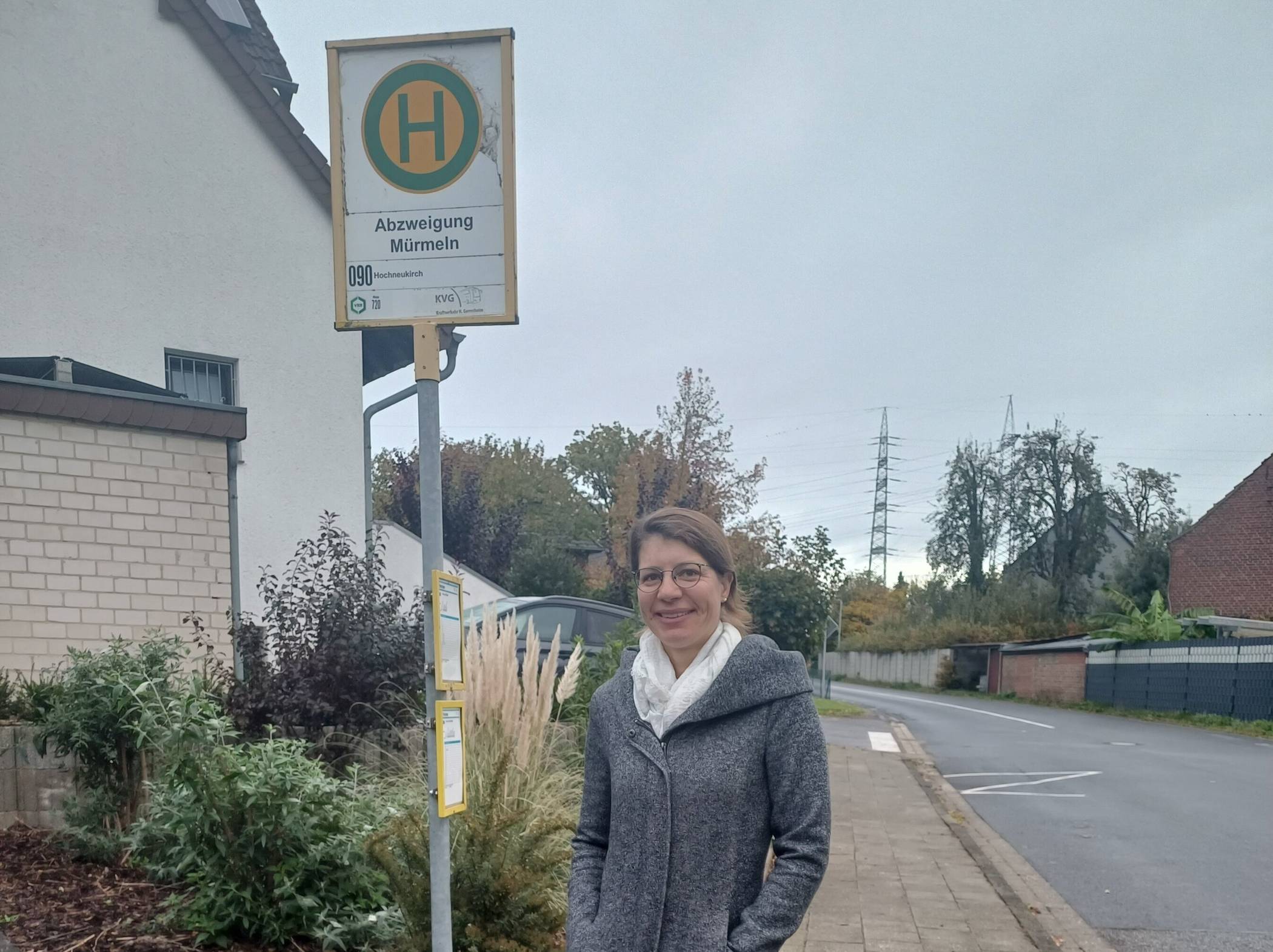 Sonja Schiffer an besagter Bushaltestelle in Kelzenberg, wo die Linie 090 – oft zu spät – abfährt. Andere Optionen, außer dem „Elterntaxi“, gibt es nicht.   