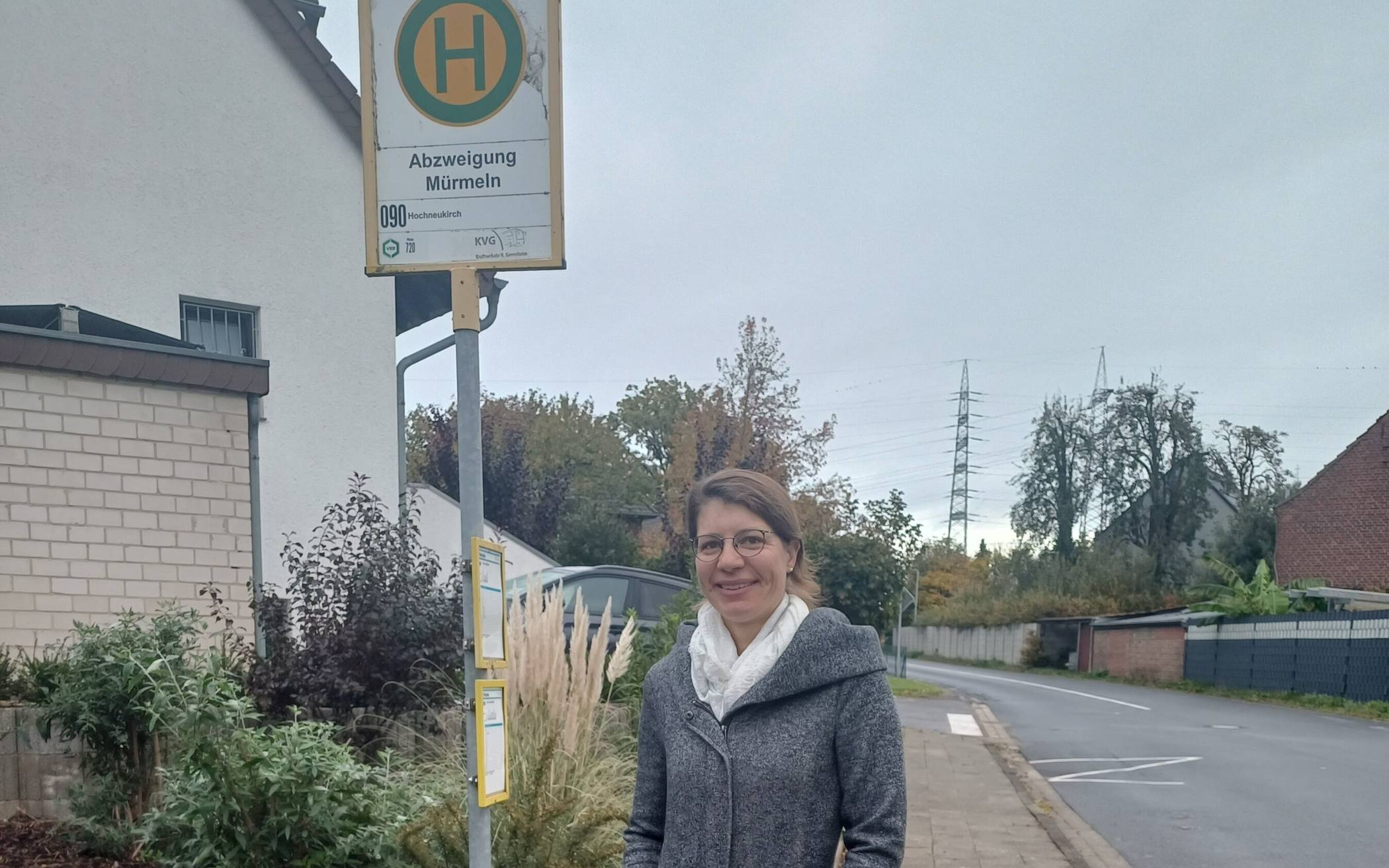 Sonja Schiffer an besagter Bushaltestelle in