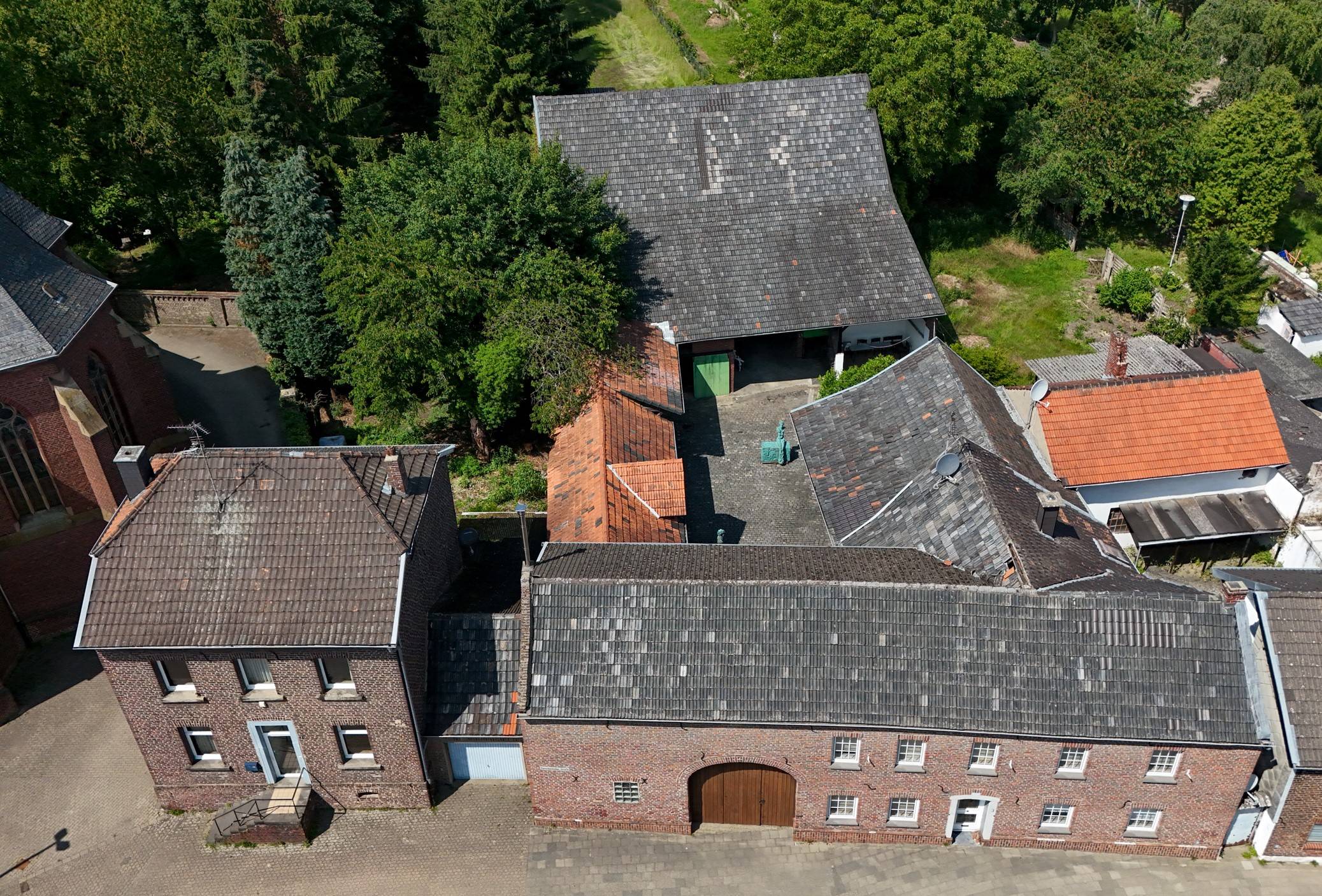  Vierkanthof und Küsterhaus sollen zu Atelier- und Werkstatthäusern für Künstler umgebaut werden.   