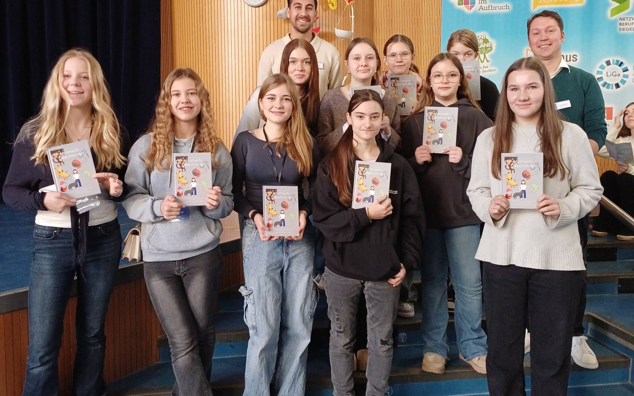 Mächtig stolz halten die Schüler ihr