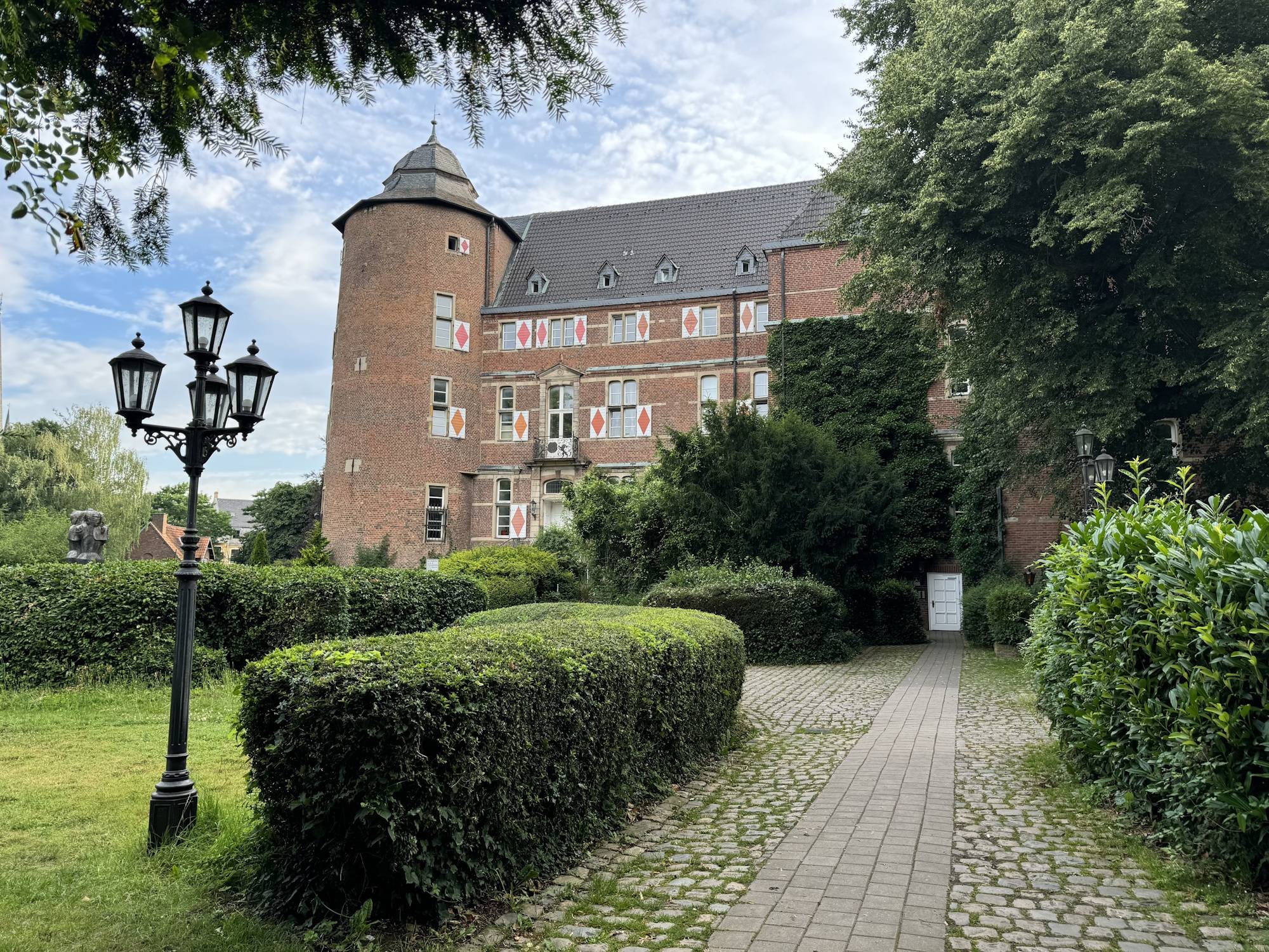  Die Kunstauktion findet am 14. Dezember 2025 im Bedburger Schloss statt. 