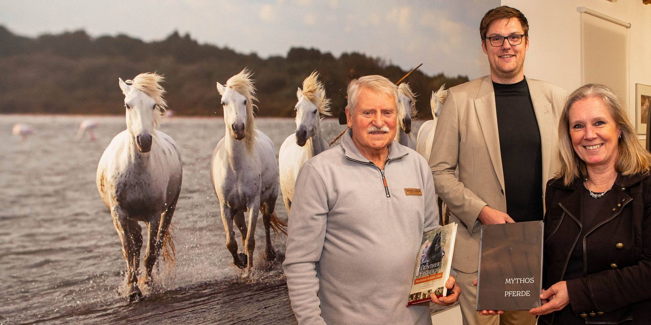  Dr. Kathrin Wappenschmidt und Kreisdezernent Sebastian Johnen eröffneten die neue Ausstellung „Mythos Wildpferde“ zusammen mit Günther Fröhlich (links).  