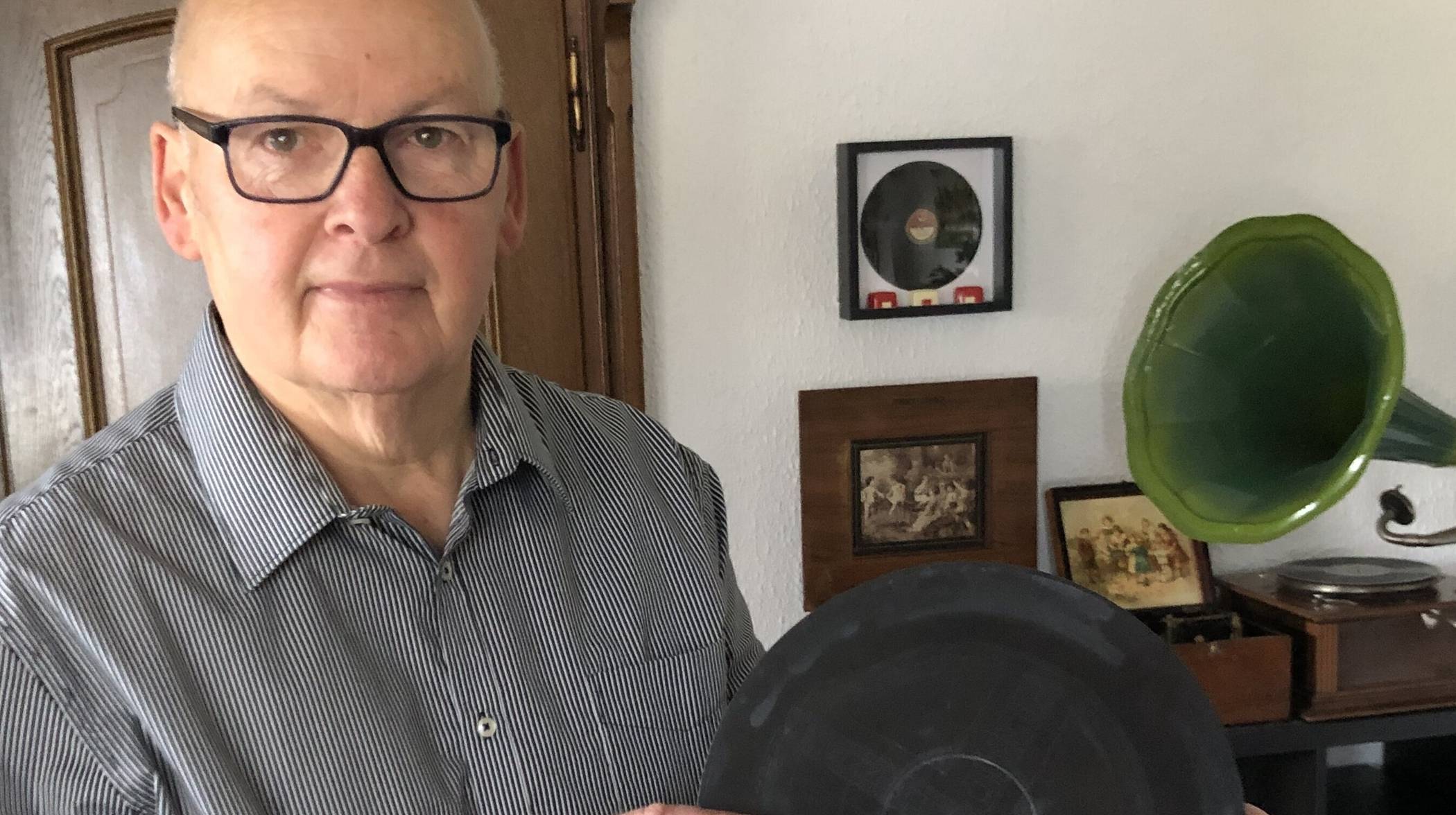 Gerd Busch präsentert eine Schellack-Platte.