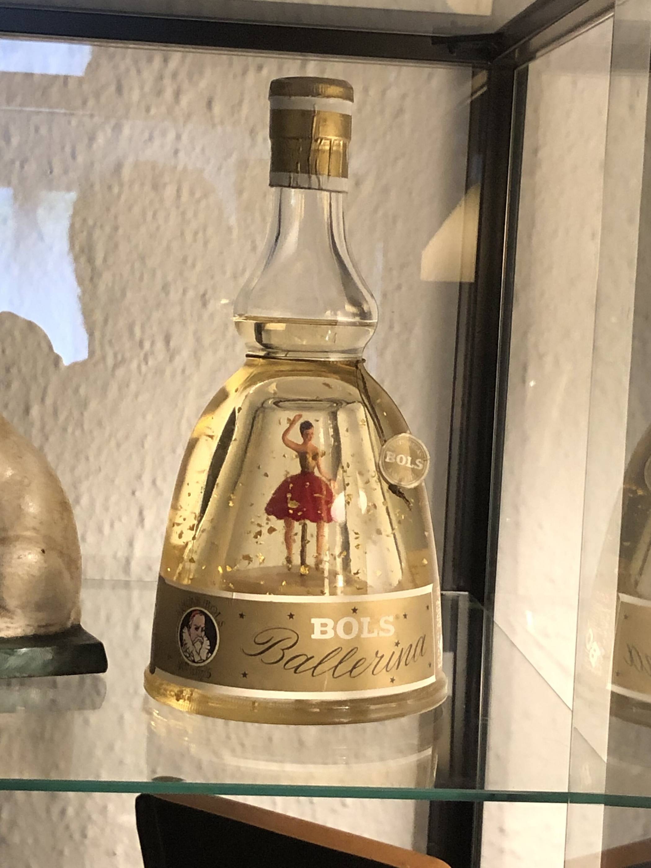 Eine Spieluhr in einer Goldlikör-Flasche von „Bols“.