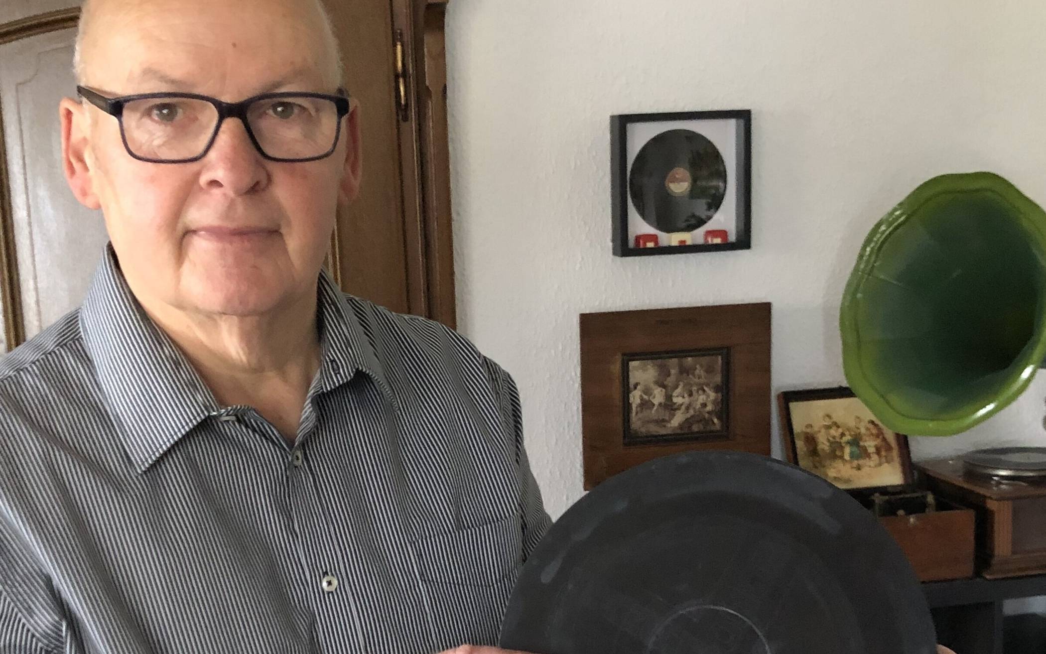 Gerd Busch präsentert eine Schellack-Platte.