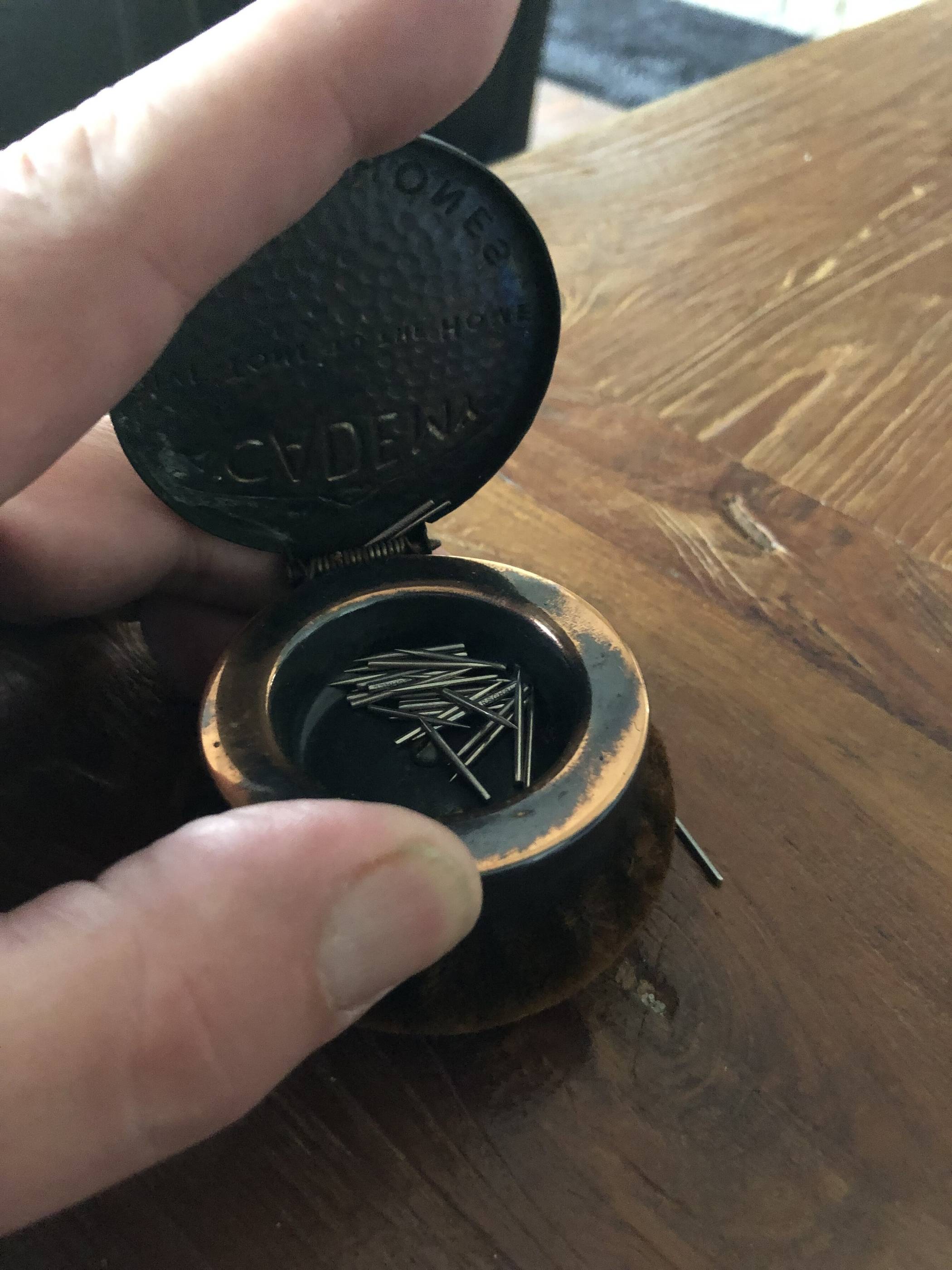  Saphirnadeln in der historischen Vorratsdose ... 