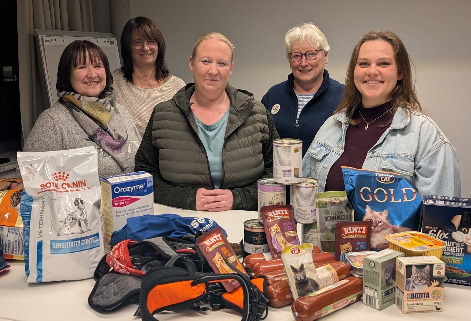 Zur Spendenübergabe trafen sich die Beteiligten