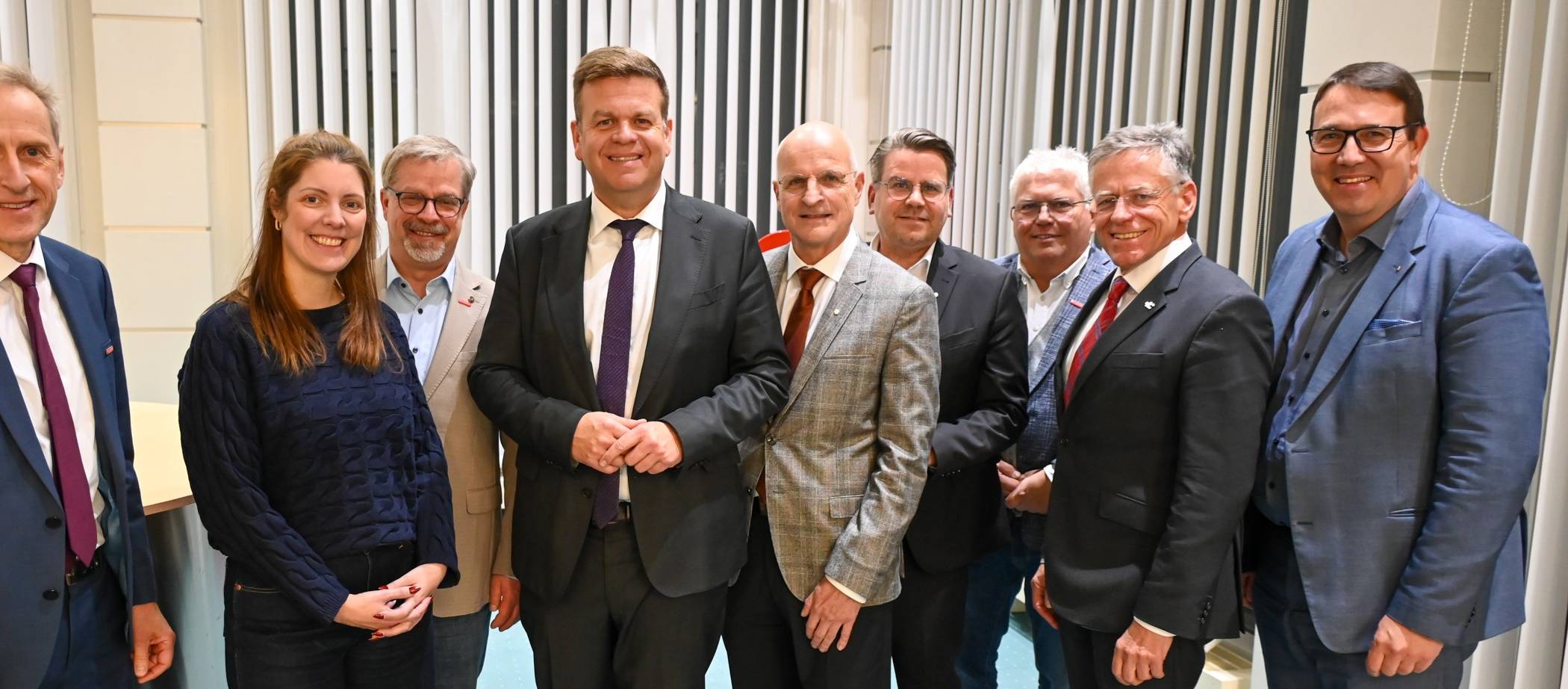 Landrat a. D. Hans-Jürgen Petrauschke (Zweiter von rechts) ist vom Handwerk geehrt worden. Darüber freute sich auch NRW-Staatssekretär Matthias Heidmeier (Vierter von links). Auf dem Foto von links: Dr. Axel Fuhrmann (Handwerkskammer), die stellvertretenden Kreishandwerksmeister Nadine Ludwigs und Robert Jeromin, Matthias Heidmeier, Kreishandwerksmeister Joachim Selzer, Thomas Gütgens (Hauptgeschäftsführer Kreishandwerkerschaft), Christoph Roemer (stellvertretender Kreishandwerksmeister), Hans-Jürgen Petrauschke, Carsten Proebster (Sparkasse Neuss).