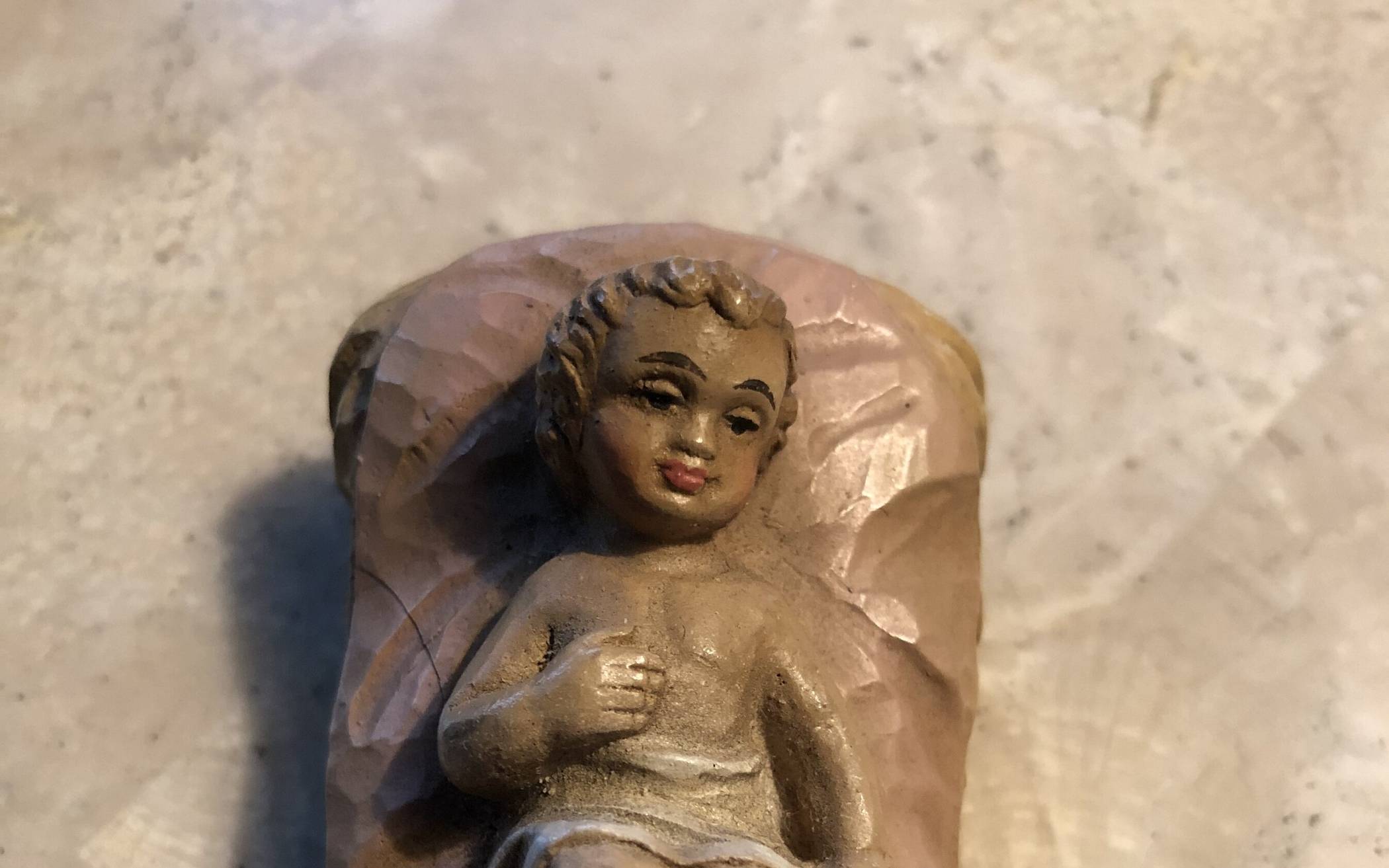 Ursula Kwasny und das Jesus-Kind in der Krippe