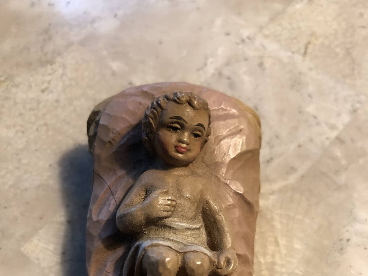 Ursula Kwasny und das Jesus-Kind in der Krippe