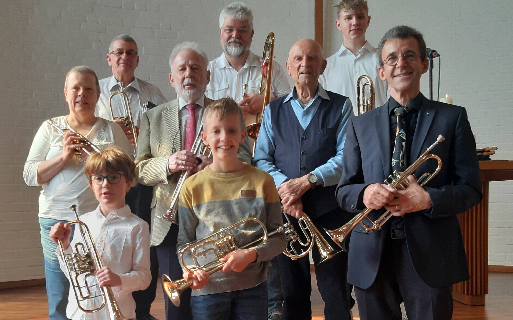 Engagierte Bläser zusammen mit ihrem Chef,