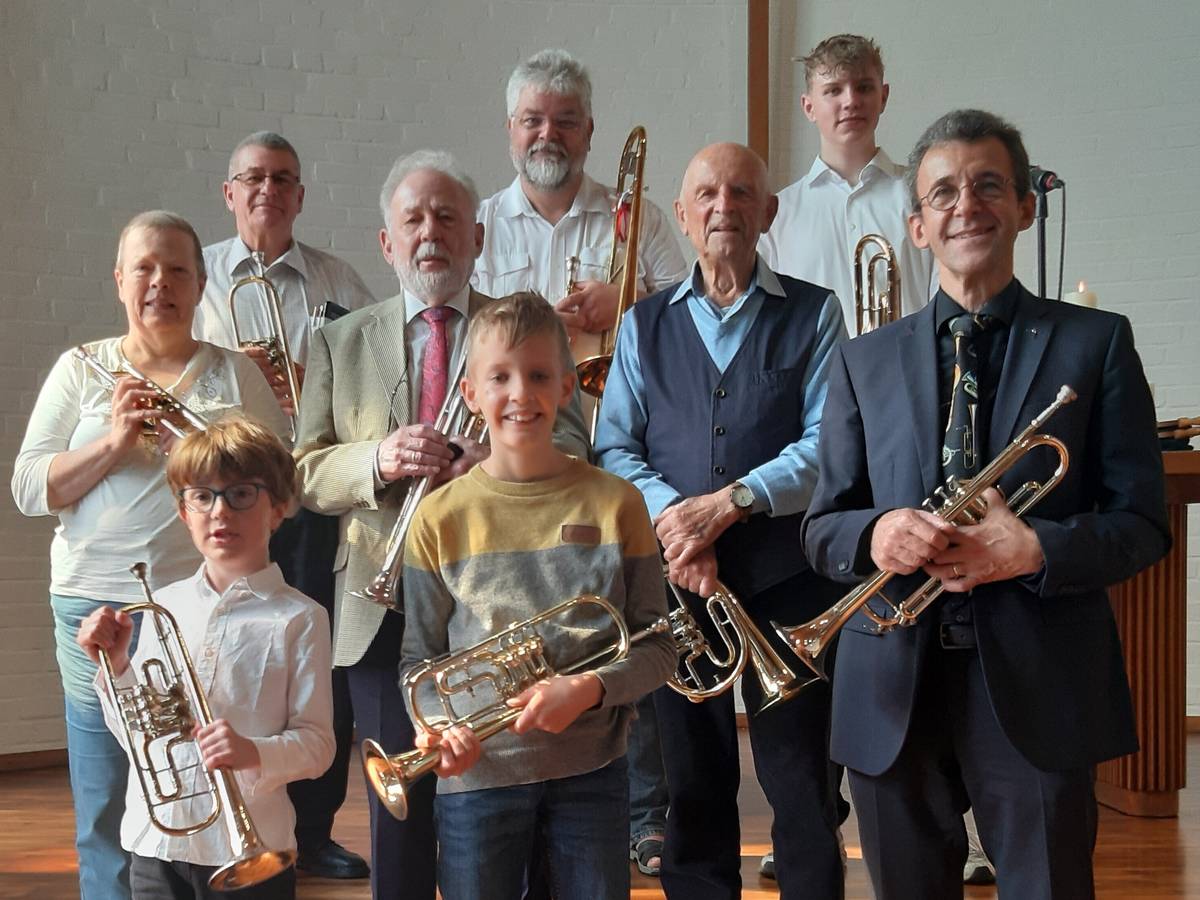 Vom Kirchturm schallen die Posaunen in die Heilige Nacht …