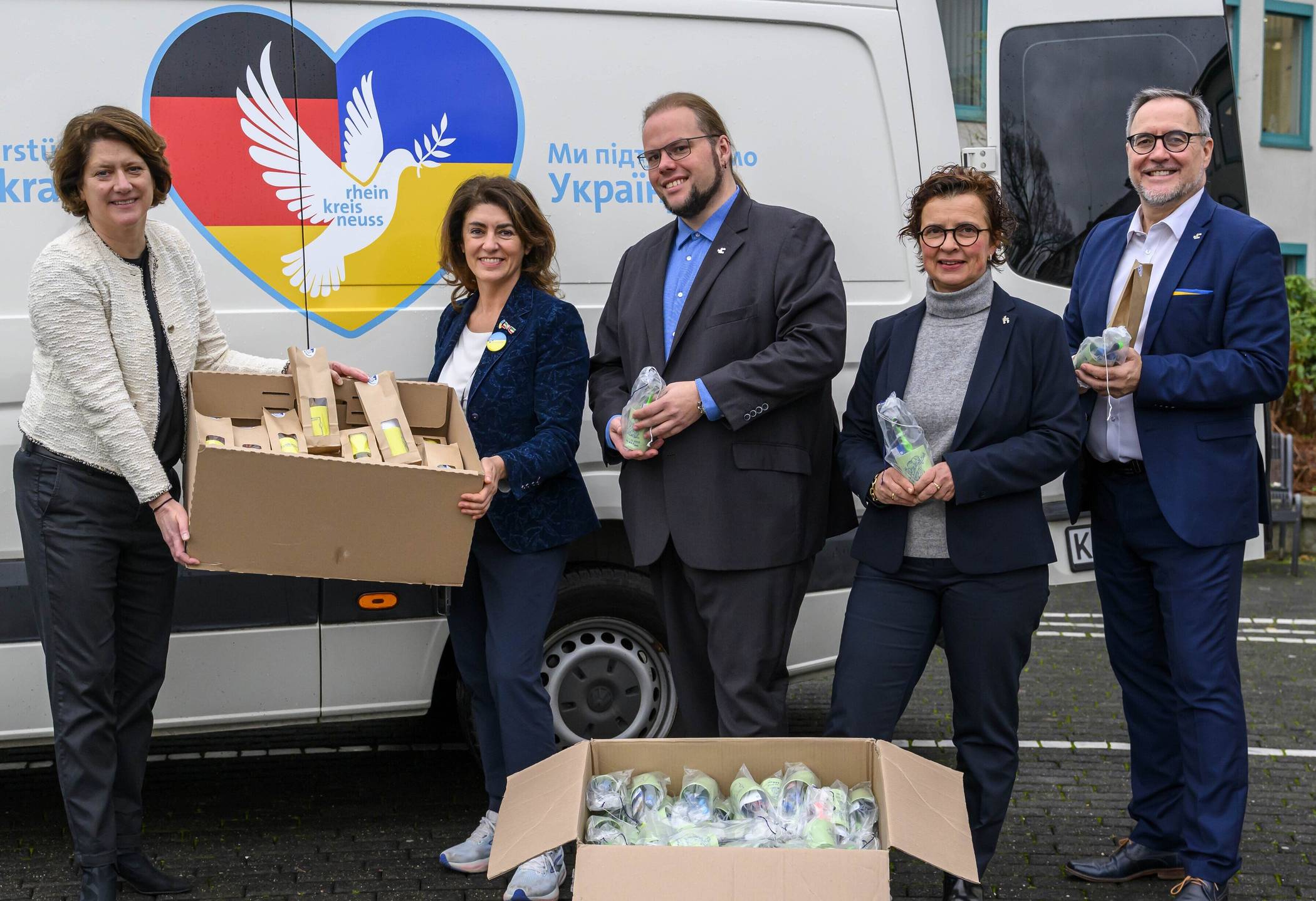 Landrätin Katharina Reinhold, Linda Mai (Vorsitzende des "Blau-Gelben Kreuzes"), Kreisdezernent Gregor Küpper, Kreis-Gesundheitsamtsleiterin Barbara Albrecht und Kreisdezernent Harald Vieten bringen die Hilfe für die Ukraine auf den Weg.