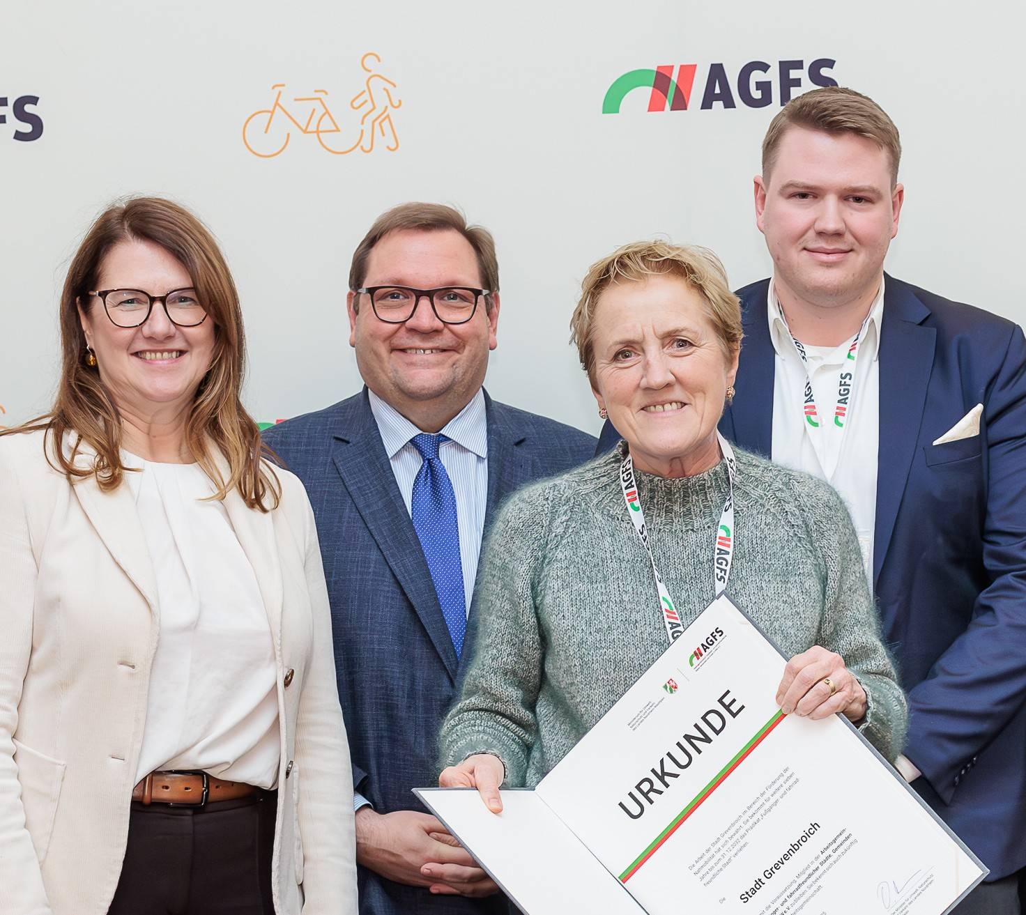 Vorständin Monika Stirken-Hohmann mit AGFS-Urkunde.