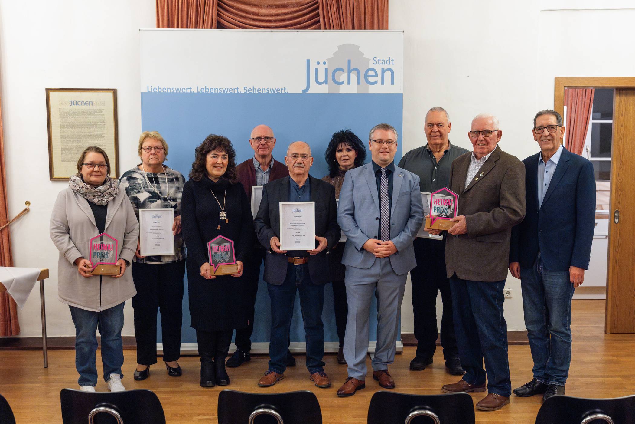  Von links: Nicole Mazurczak, Dorothea Titzer, Sabine Knappe, Jakob Dyckers, Matthias Broich, Melanie Trippen-Fath, Bürgermeister Philipp Sieben, Wolfgang Höfges, Willibert Irmen und Ernst Büttgenbach. 