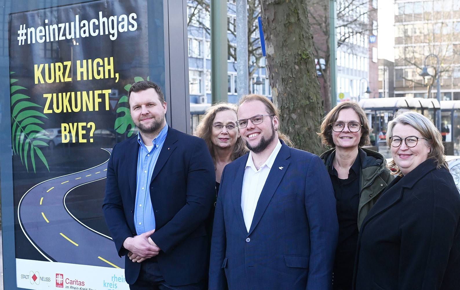 Die Lachgas-Kampagne stellen am Neusser Bahnhof