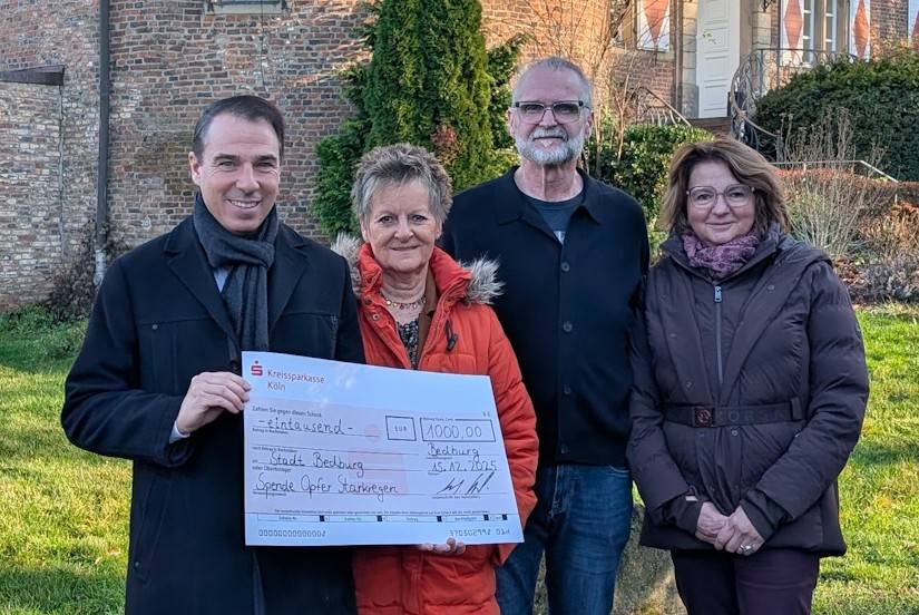 Mario Baldin (Kreissparkasse Köln), Annelie Gärtner (Initiatorin der Auktion), Ákos Sziráki (Kurator der Ausstellung) und Gabriela Leibl (Pressesprecherin der Stadt Bedburg und Organisatorin der Auktion) bei der Spendenübergabe.