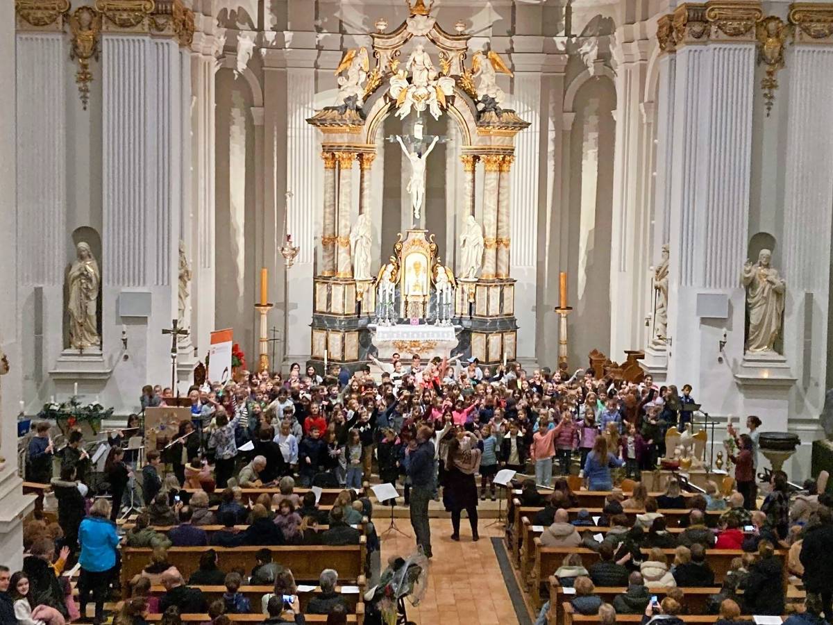 Klare Kinderstimmen erfreuten