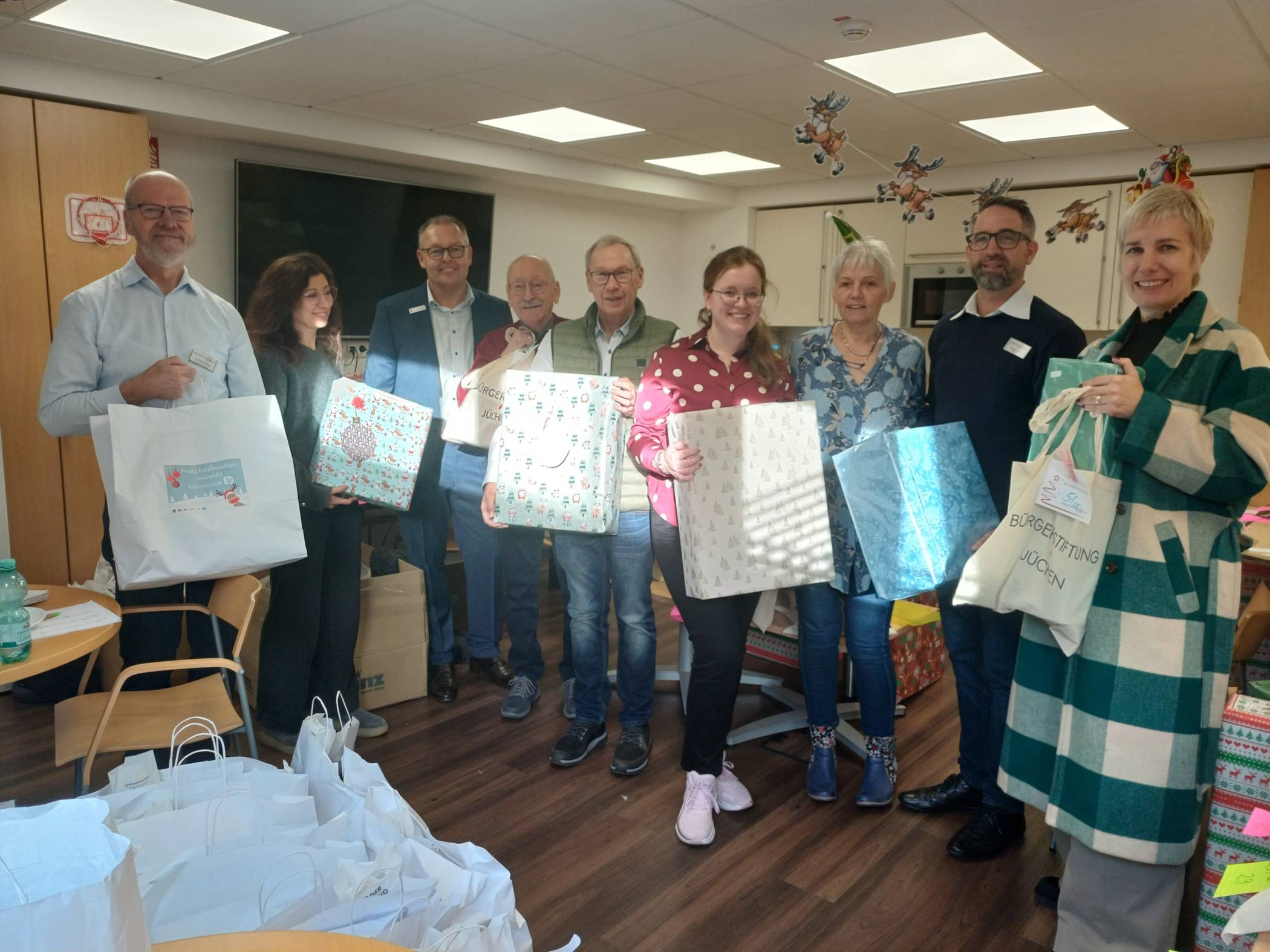  Am Dienstag fand die Wunschbaumaktion 2025 mit der Ausgabe der Geschenke ihren Höhepunkt.  