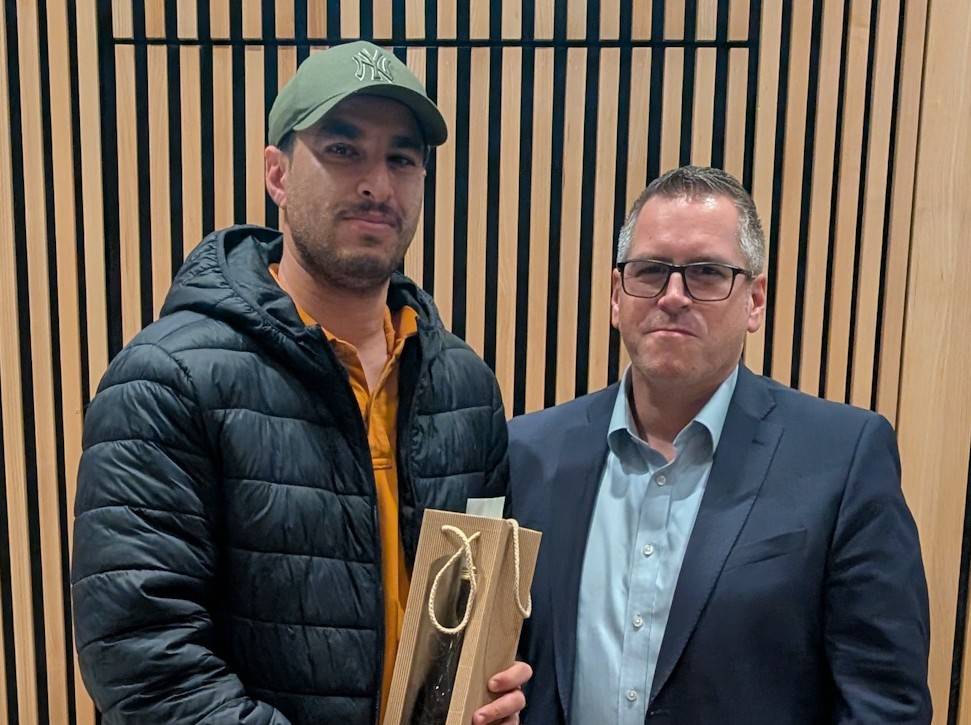 Bedburgs Bürgermeister Sascha Solbach gratuliert Abdul Rahim Fazal (links) zum zweiten Platz beim „Bedburger Heimatpreis 2025“.