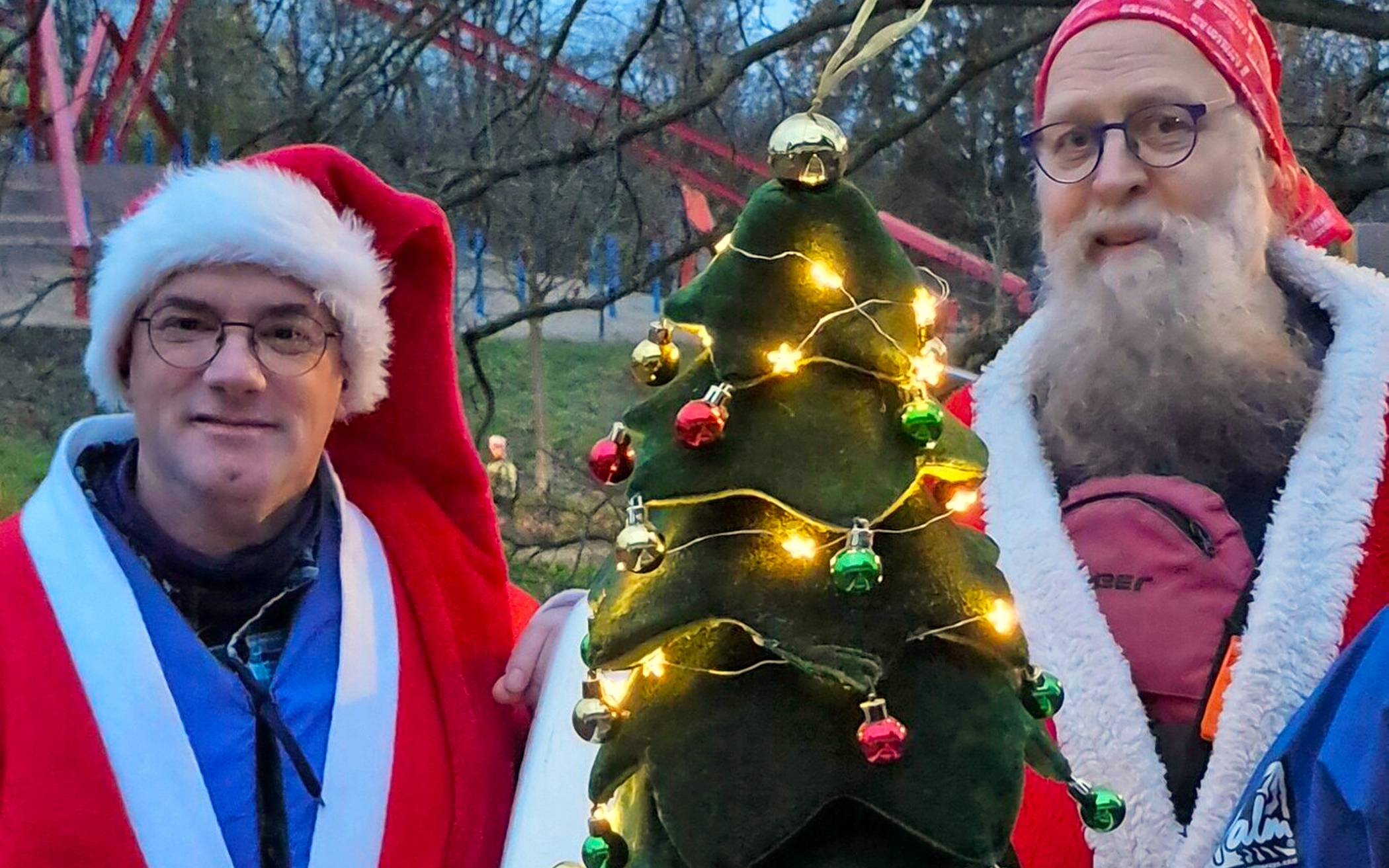  Weihnachtsmänner unter sich (von links): Ralf Klougt und Jens Reibiger. 