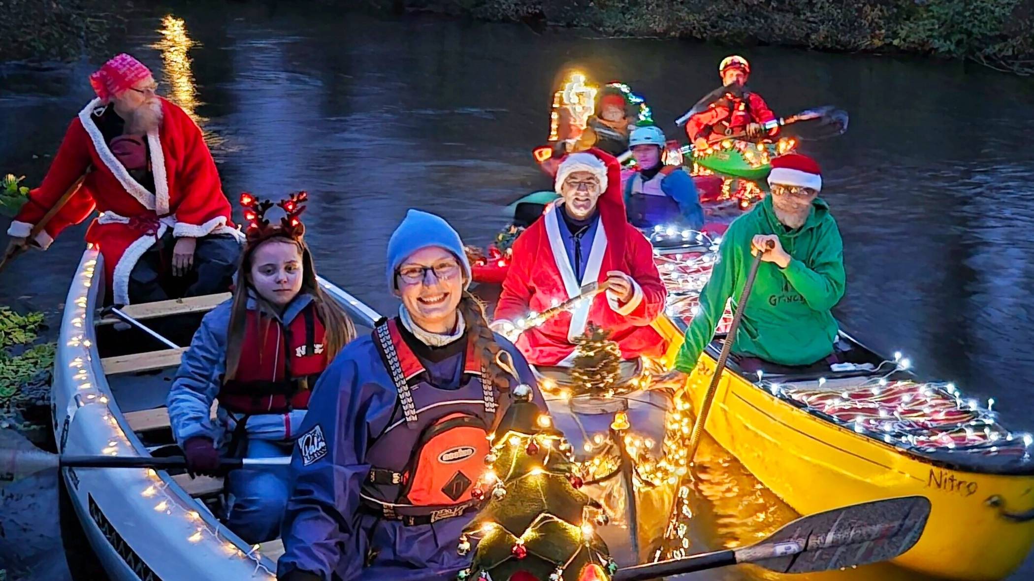 Lichter-Paddeln: Grevenbroicher Kanuten bringen erneut die Erft zum Leuchten.    