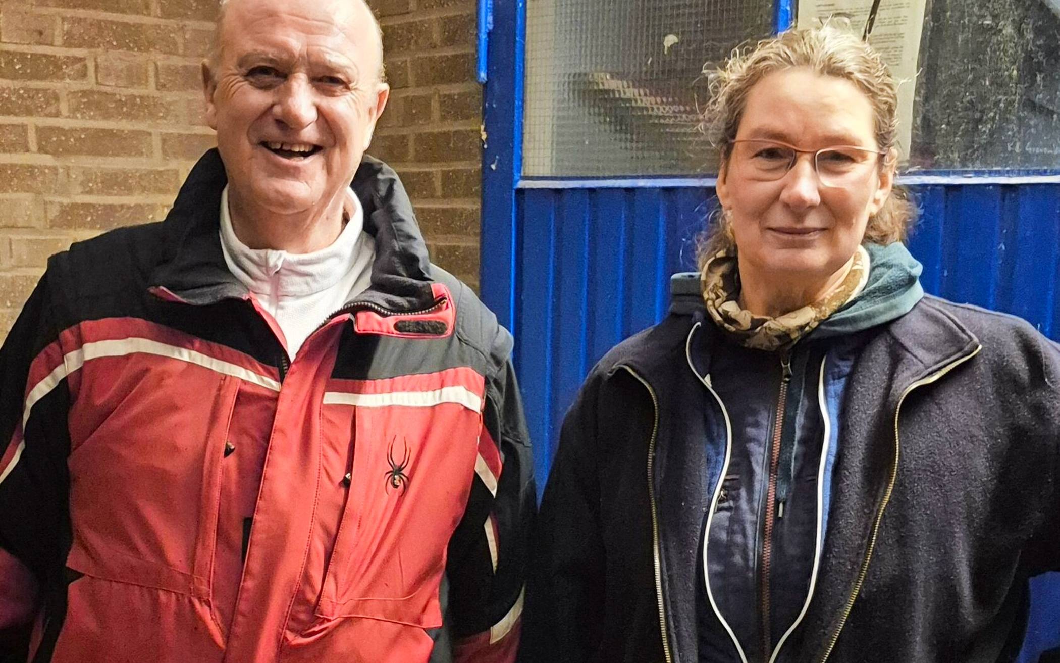  Sie sorgten für warme Getränke und für Reibekuchen: KCG-Vorsitzender Karl-Peter Reinders und Uschi Reibiger. 