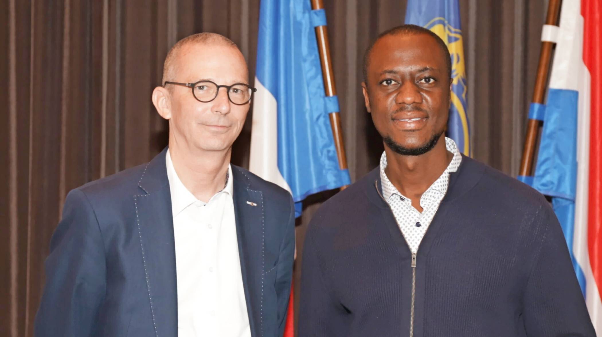 Christian von Goeler und Dr. Samuel Okae während einer Distriktversammlung.