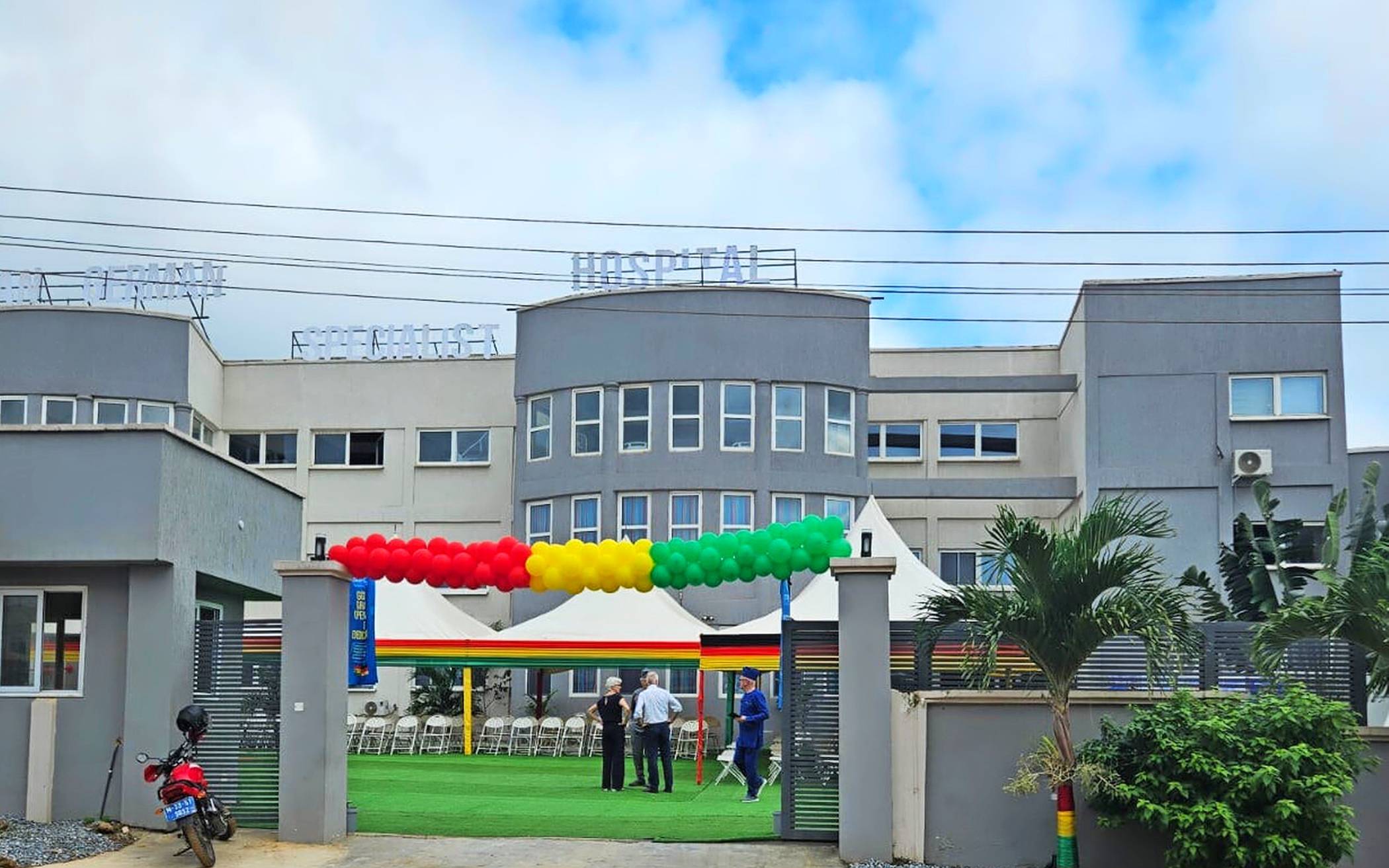  Der Eingangsbereich zur „Ghanaian-German Specialist Hospital“ am Tage der feierlichen Eröffnung.  