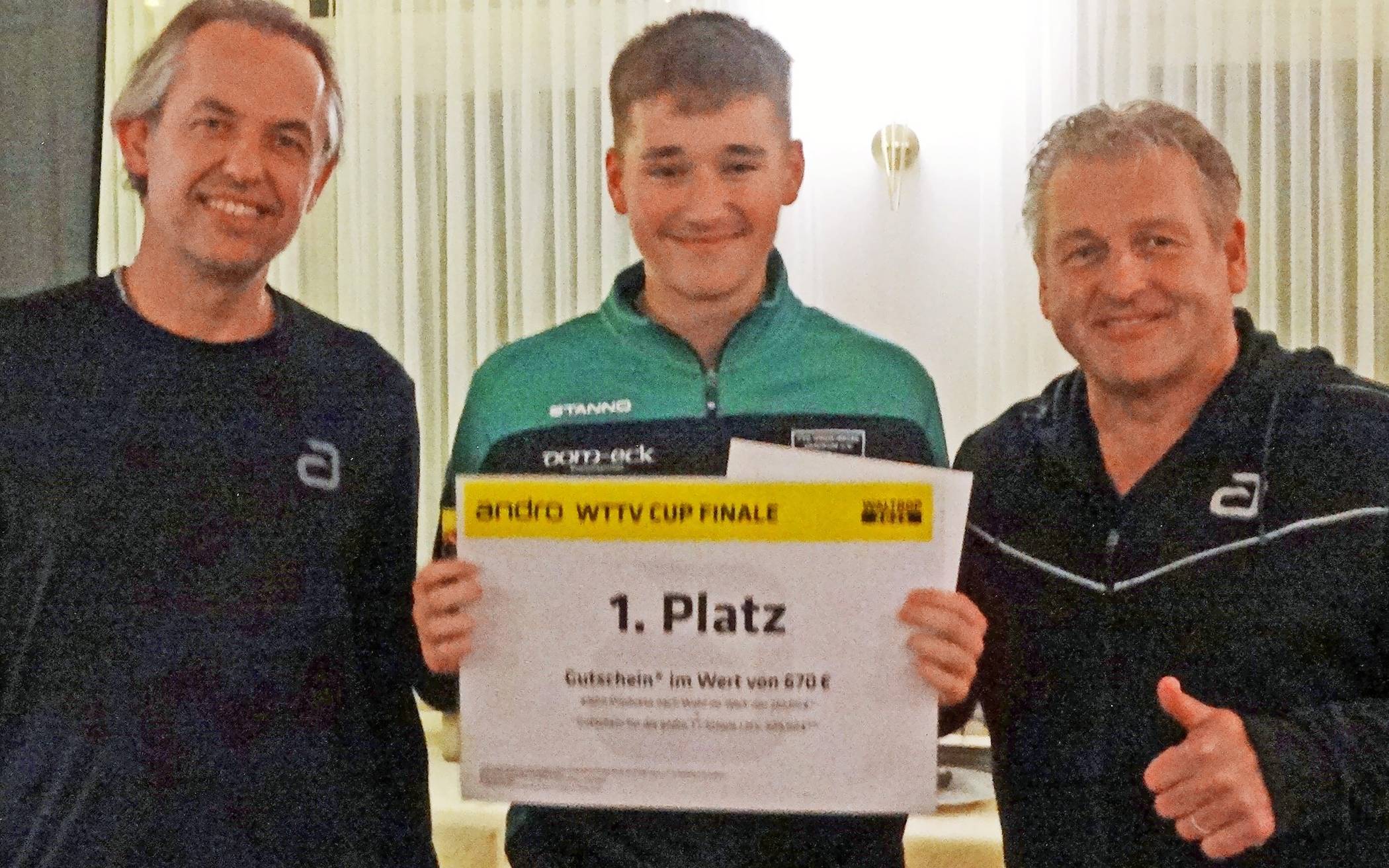 Siegerehrung: Dennis Schwarz (Mitte) mit David