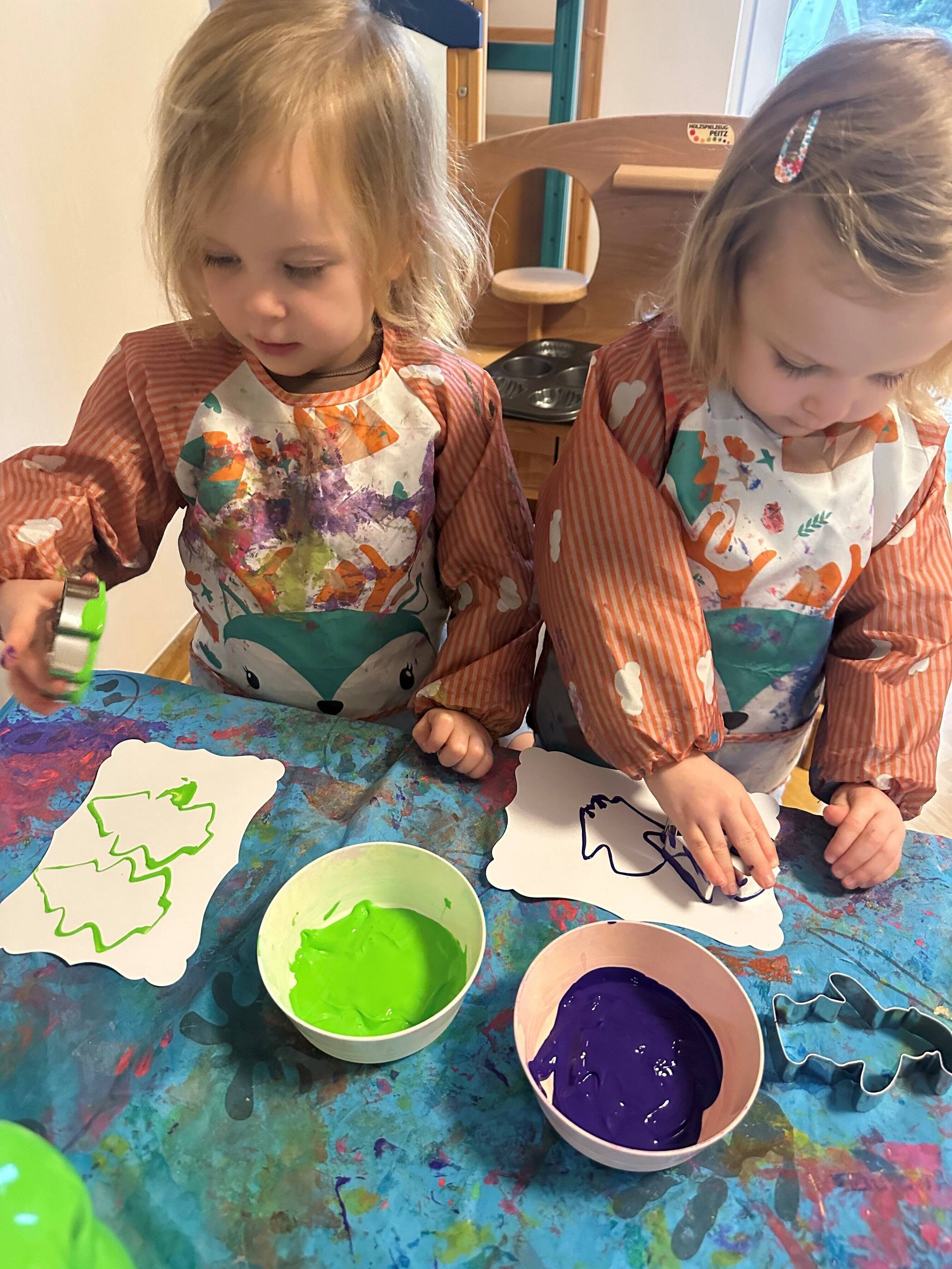  Die Kinder haben fleißig Weihnachtskarten gebastelt. 