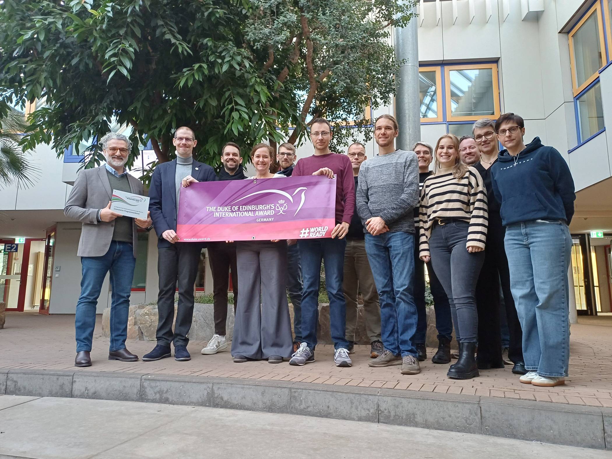  Mit dem Besuch von Duke-Award-Koordinator Stefan Lesser (2. v. l.), der das Programm vorstellte und die ersten Lehrer zu „Award Leadern“ ausbildete, fiel am Mittwoch der Startschuss für den „Duke of Edinburgh’s International Award“ am Gymnasium Jüchen.  