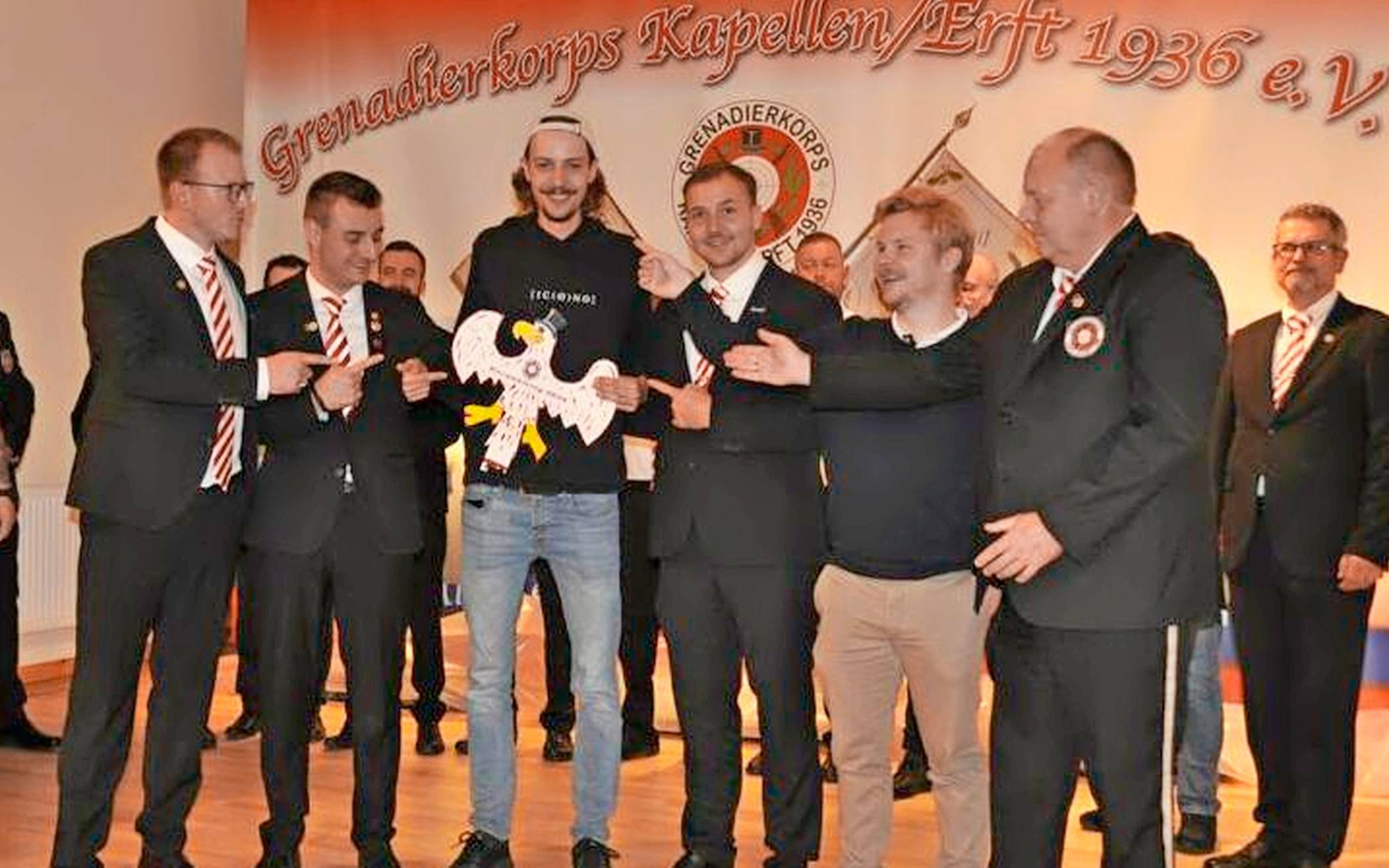  Die Königskette wechselt innerhalb des Zuges an den Zugkammeraden Philipp Bünnagel und der fiebert der Krönung bereits entgegen.  