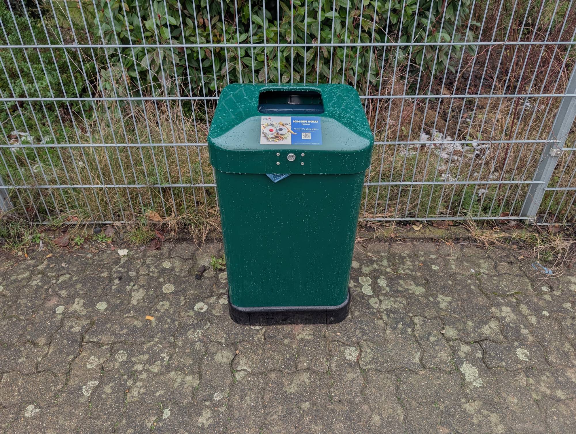 Öffentliche Mülleimer im Industriegebiet "Mühlenerft" jetzt mit QR-Code