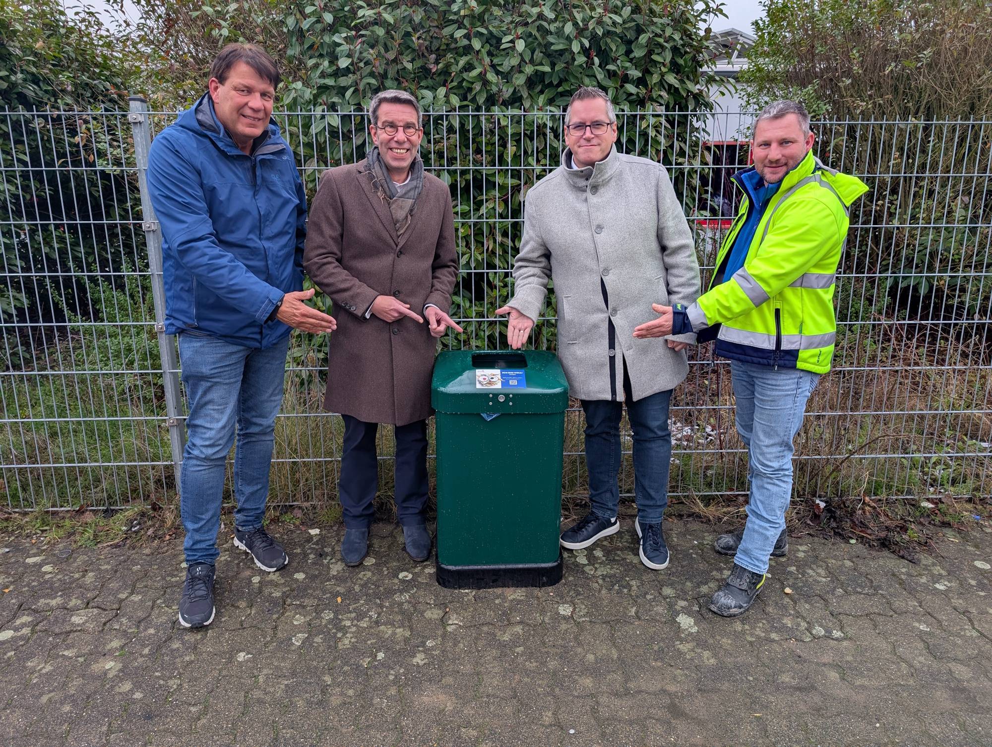 Dezernent Torsten Stamm (Zweiter von links) sowie Georg Duell (links) und Andreas Hasse (rechts) vom Bauhof machten sich gemeinsam mit Bürgermeister Sascha Solbach ein Bild vom digitalen Meldesystem für die öffentlichen Mülleimer im Industriepark „Mühlenerft“-