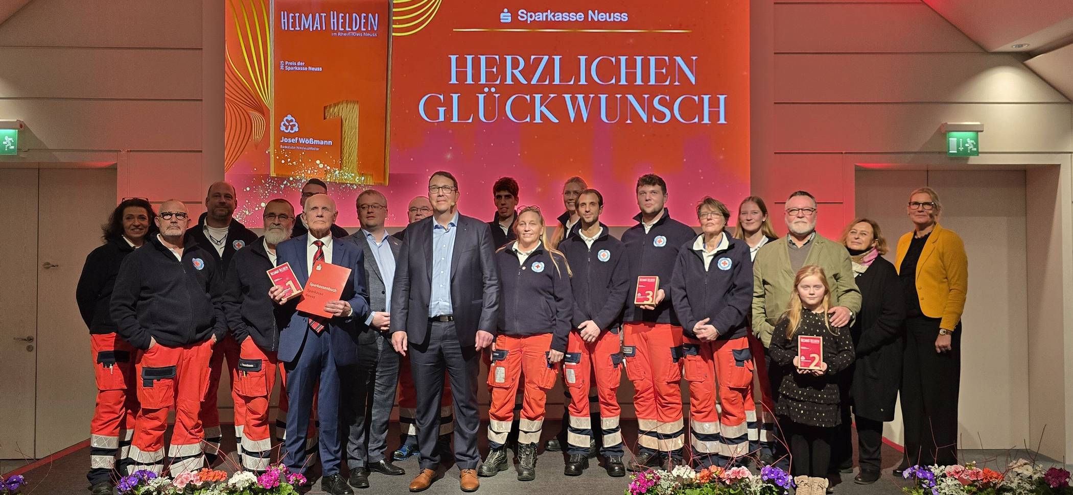 Die „HeimatHelden“-Preisträger (Platz 1-3): Mitglieder der DRK-Wasserwacht Neuss (Platz 3), Josef Wößmann (Platz 1) und Alfred Josef Arnold (Platz 2) mit Philipp Sieben (Bürgermeister der Stadt Jüchen), Sparkassenvorstand Carsten Proebster, Monika Mertens-Marl (stellvertretende Bürgermeisterin Stadt Neuss) und Annette Neth (Direktorin Kommunikation der Sparkasse Neuss).