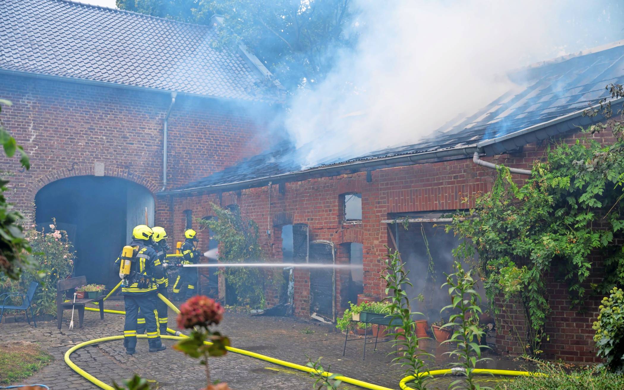 Im September sorgte ein Scheunenbrand, der auf ein Nachbargebäude überzugreifen drohte, für den so genannten „Stadtalarm“. Mit gut 80 Kräften waren die Florianer im Einsatz.