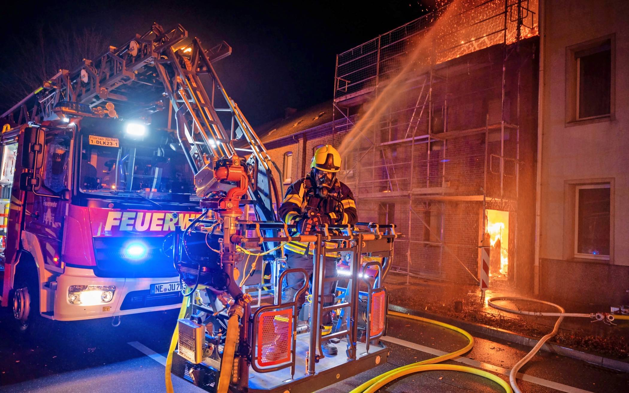  In der ersten als auch in der zweiten Jahreshälfte gab es größere Brandereignisse, die den Einsatz gleich mehrerer Trupps forderte. Zum einen war das bei einem Gebäudebrand an der Odenkirchener Straße im Februar der Fall. Die Feuerwehr Jüchen war dort mit rund 50 Einsatzkräften im Einsatz. 