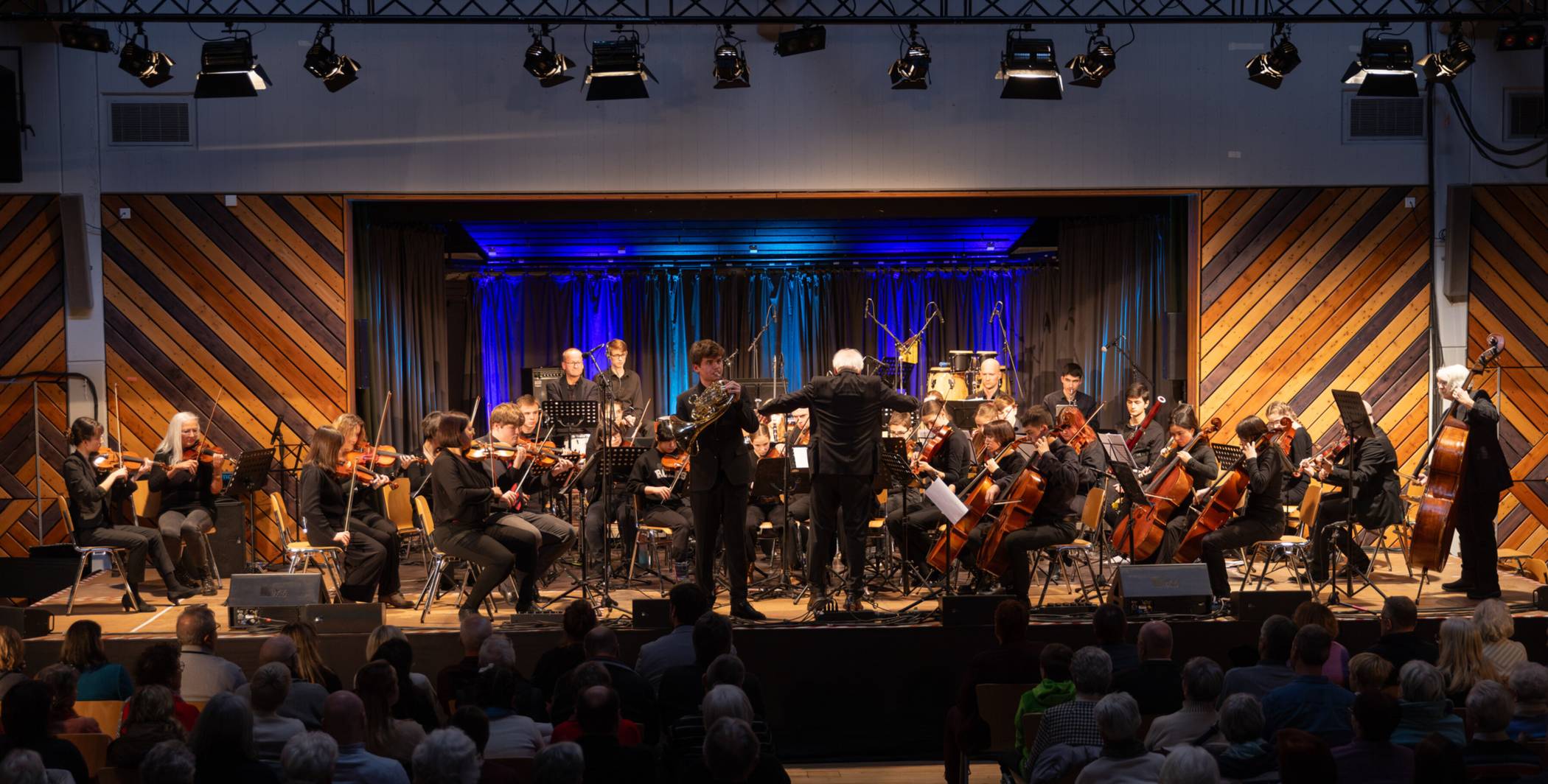  Das SinfonieOrchester der Musikschule Rhein-Kreis Neuss mit Solist Cornelius Monz am Waldhorn, dem 1. Preisträger des Bundeswettbewerbs Jugend musiziert 2025.  