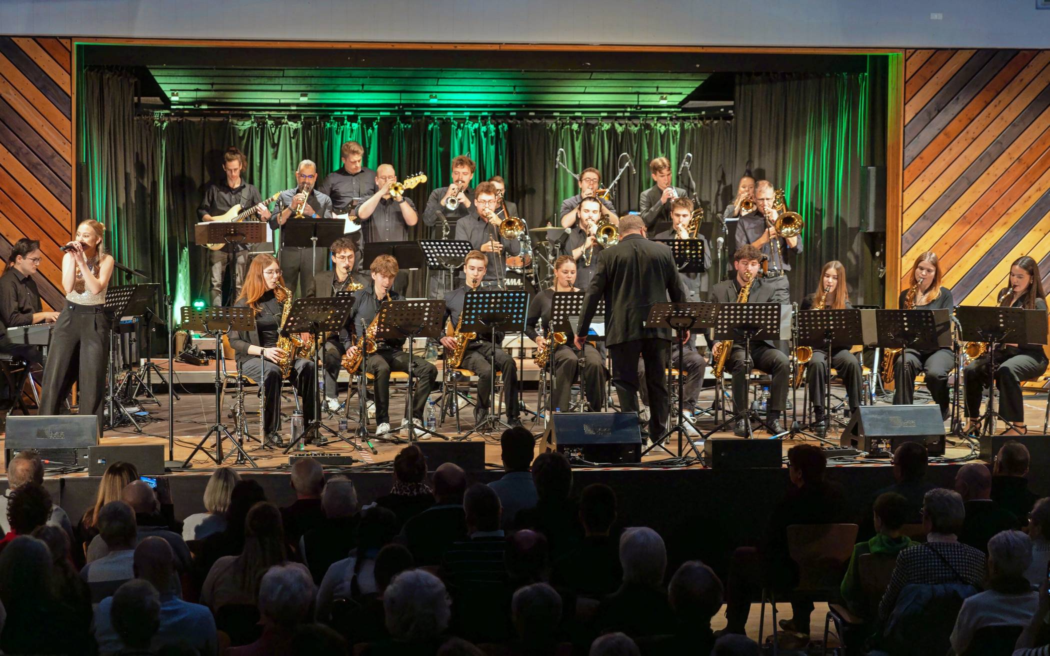Die Big Band des Gymnasiums Jüchen mit Sängerin Finja Selke begeisterte das Publikum. 