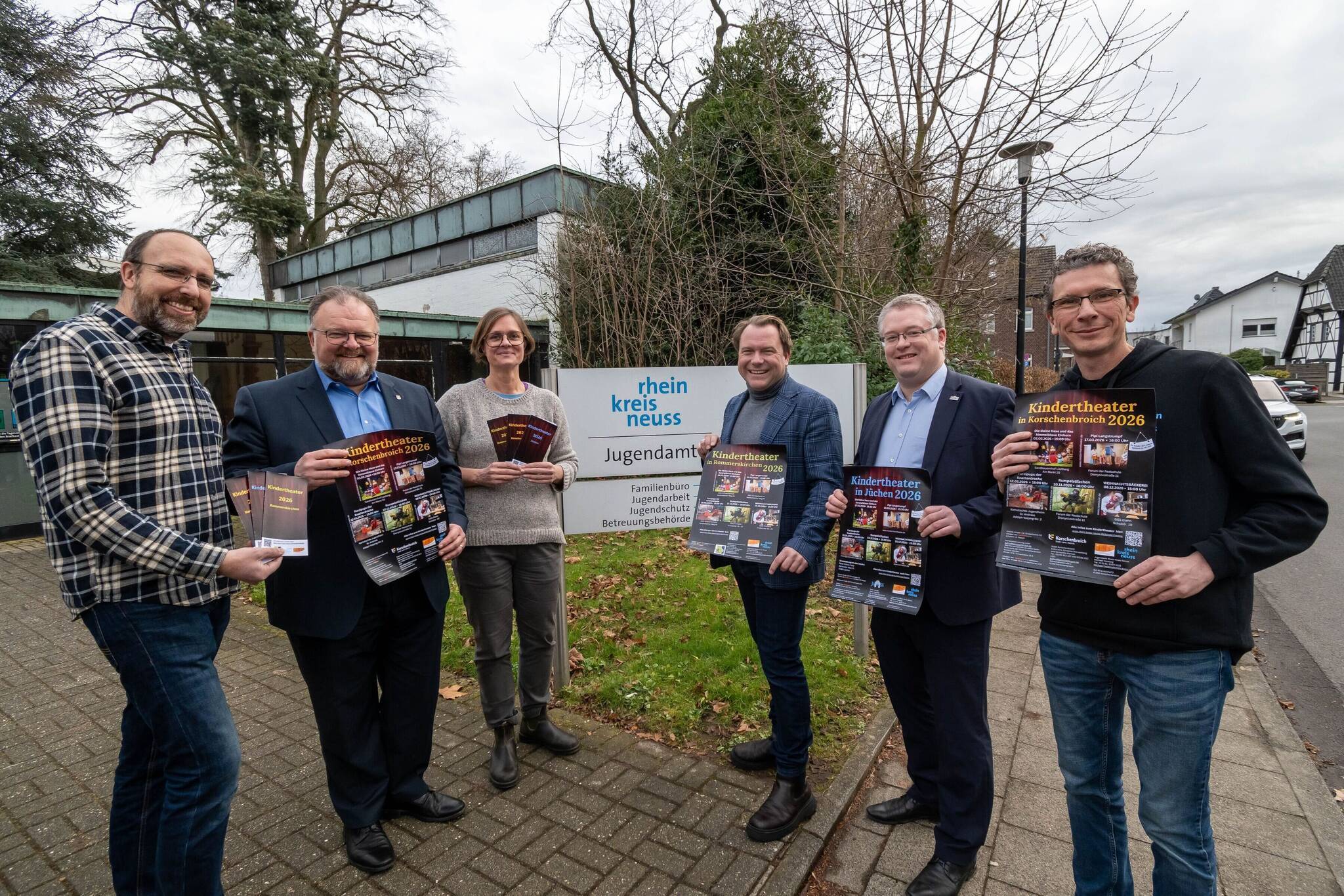  Rommerskirchens Bürgermeister Martin Merten präsentiert das neue Kindertheaterprogramm. 