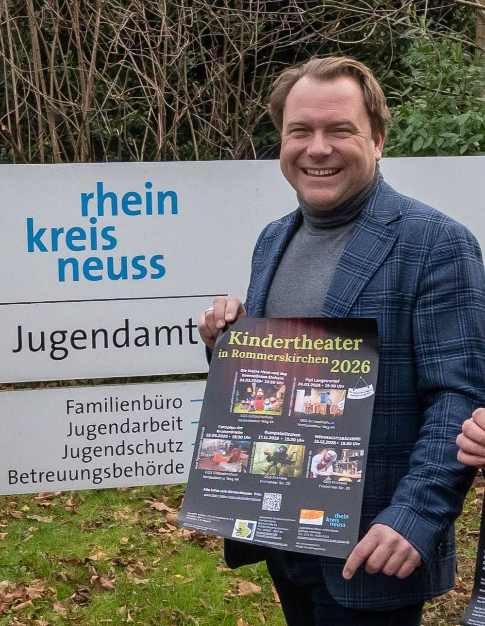 Rommerskirchens Bürgermeister Martin Merten präsentiert das neue Kindertheaterprogramm.