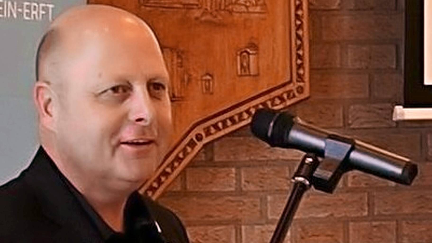 Parteivorsitzender Manfred Speuser (links) eröffnete mit seiner Rede das Programm, welches zum Schwerpunkt die Auseinandersetzung mit dem Begriff der „CDU“ an sich hatte.