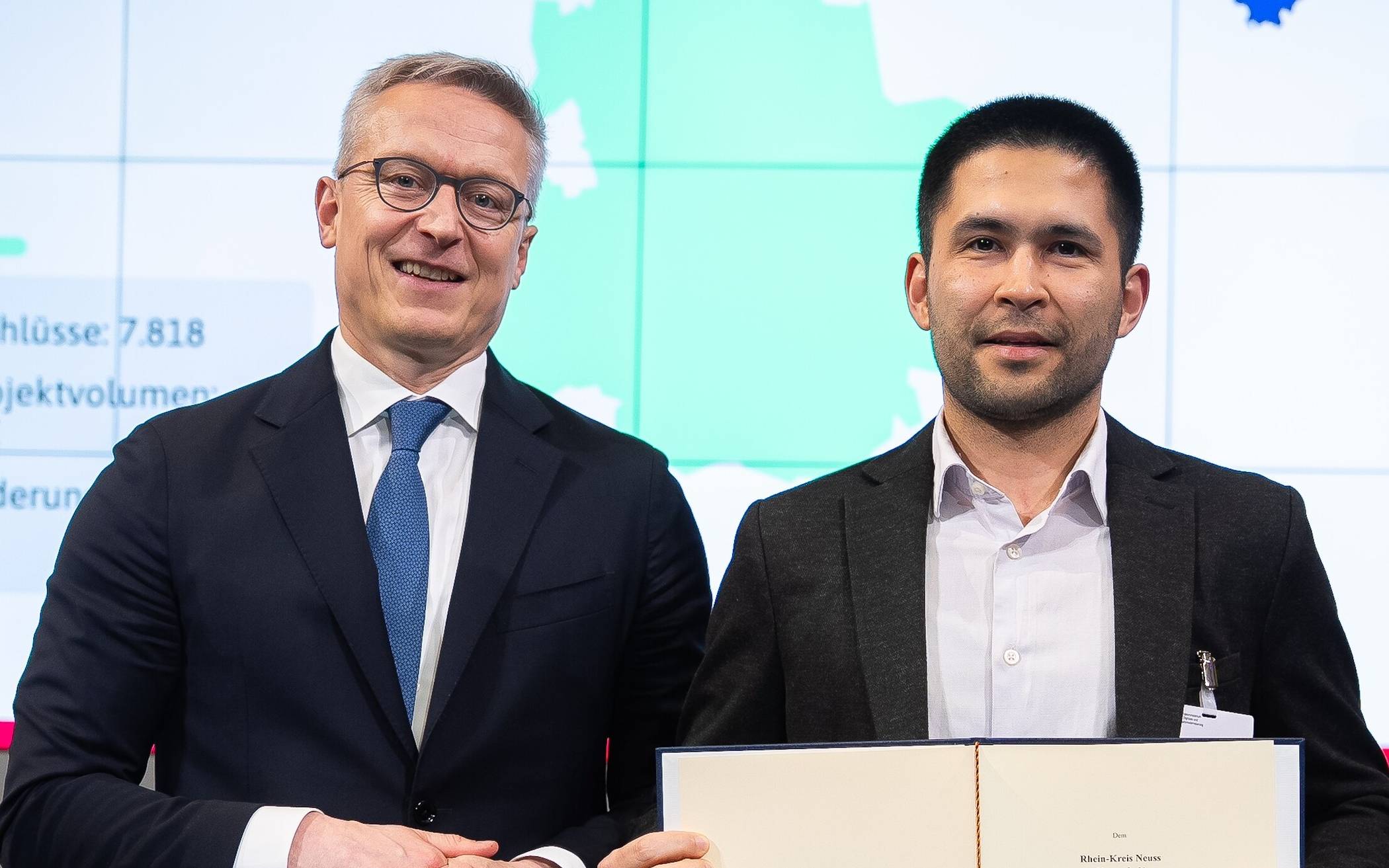 Förderbescheid für den Breitbandausbau (von links):