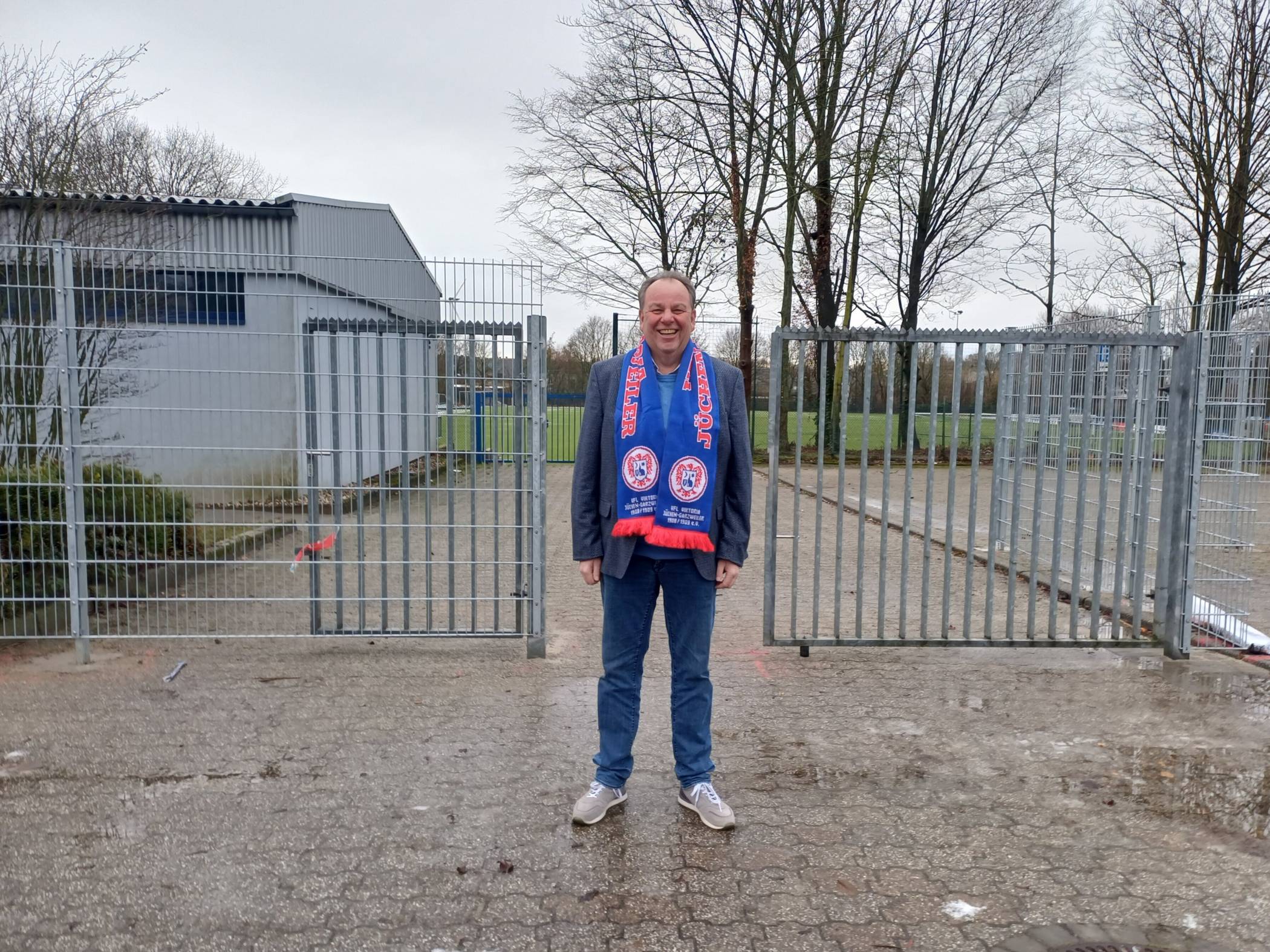 Christoph Sommer, 1. Vorsitzender des VfL Viktoria Jüchen-Garzweiler und Mitglied des Vorstands des SSV Jüchen, würde sich mehr Unterstützung der Stadt bezüglich der sportlichen Infrastruktur wünschen: „Wir brauchen einen Sportentwicklungsplan. Ich vermisse hier die Weitsichtigkeit, für einen bestimmten Zeitraum schon die finanziellen Mittel einzuplanen, um solche Projekte wie einen Kunstrasenplatz anzugehen. Wir spielen am höchsten, müssen aber am längsten auf die Erneuerung warten.“