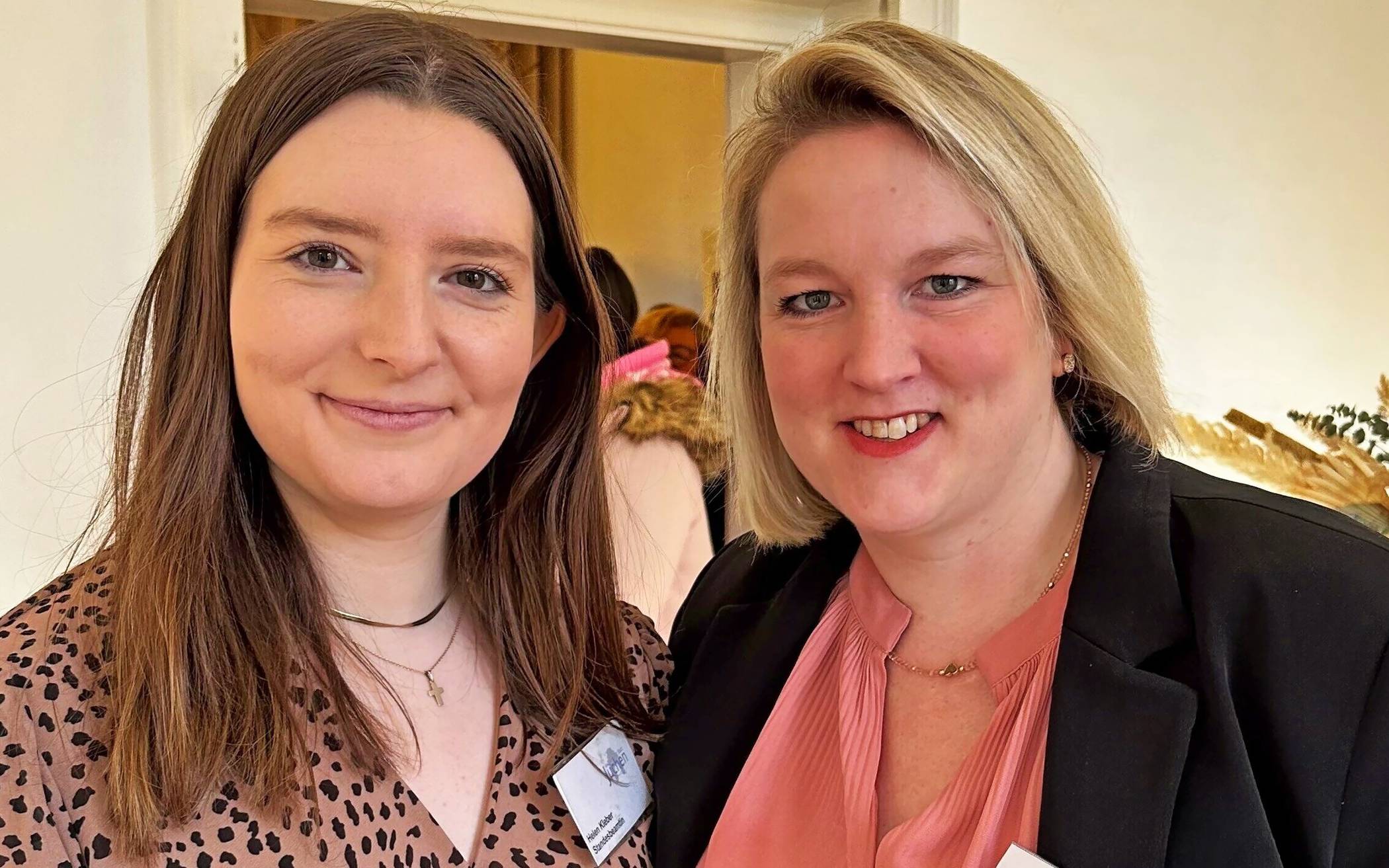 Helen Kleber und Vera Dohmen, Standesbeamtinnen der Stadt Jüchen, und ihre Kollegen stehen bei der Hochzeitsmesse allen Interessierten Rede und Antwort rund um die standesamtliche Trauung.