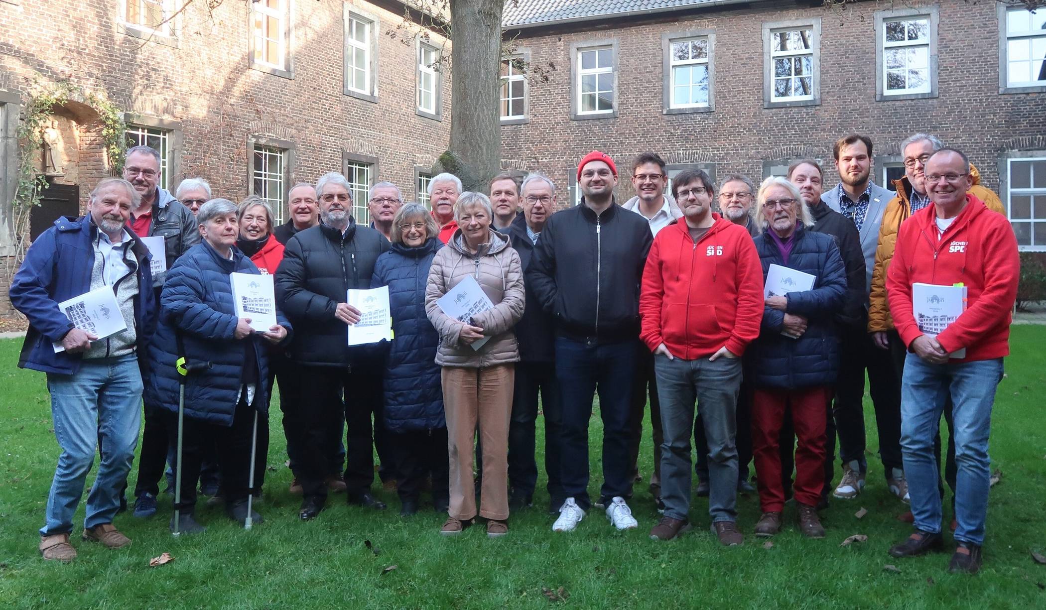  Die versammelte SPD-Ratsfraktion bei ihren Beratungen im Nikolauskloster.   