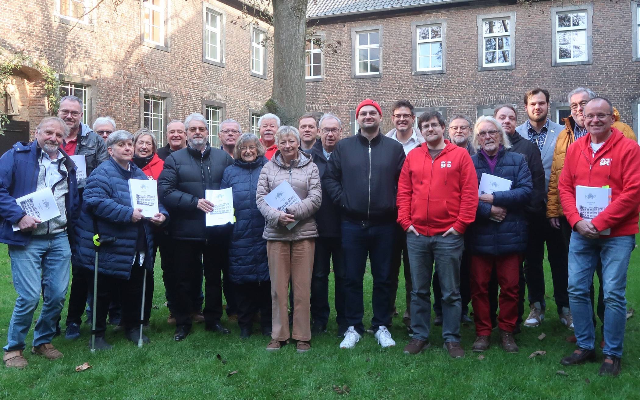 Die versammelte SPD-Ratsfraktion bei ihren Beratungen