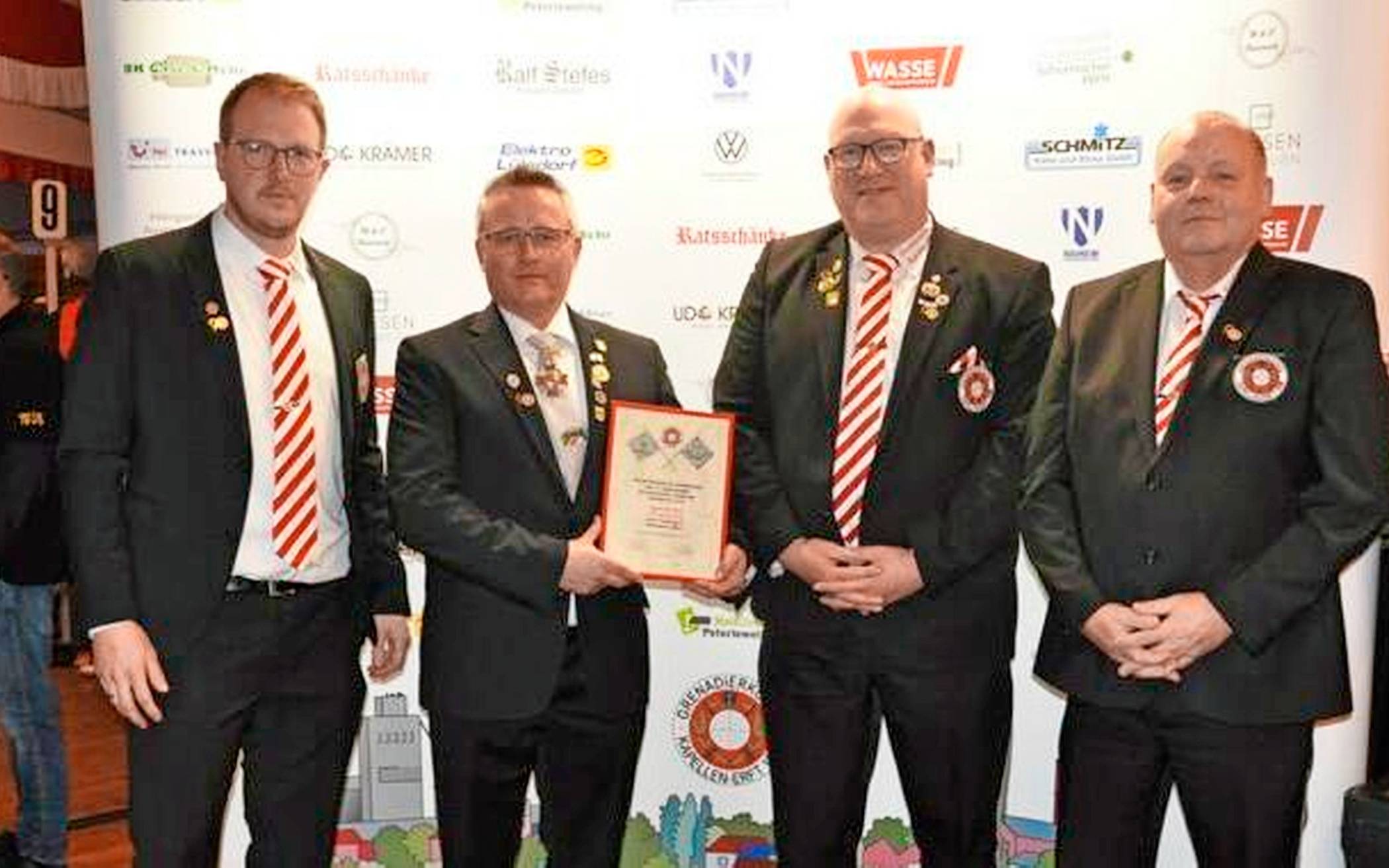 Regimentsoberst André Koch vom BSV der Pfarre Gustorf wurde mit der Ehrennadel in Silber ausgezeichnet.