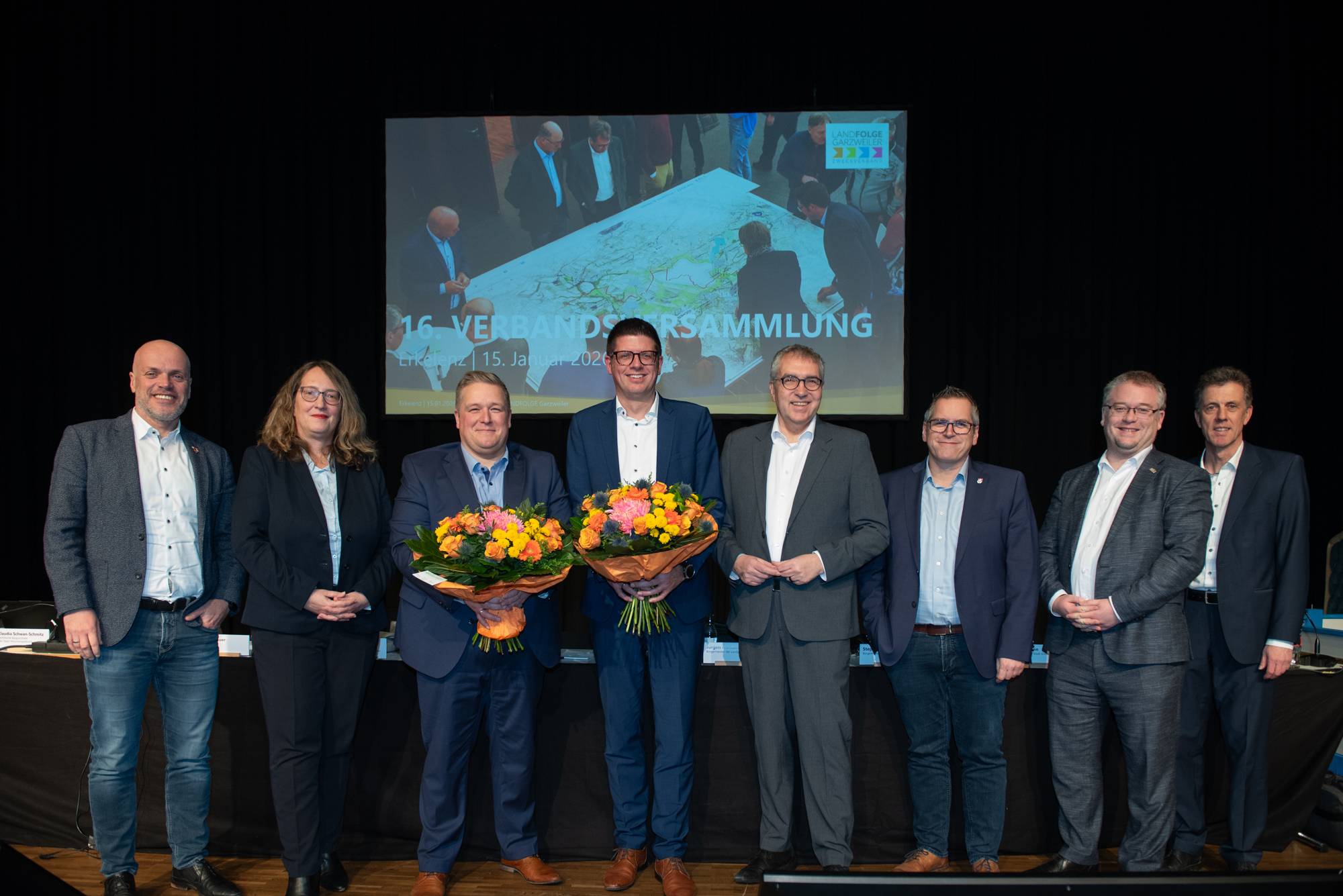  Stephan Muckel (4. v. l.) ist neuer Verbandsvorsteher. Martin Heinen, stellvertretender Oberbürgermeister von Mönchengladbach (3. v. l.) bleibt Vorsitzender der Verbandsversammlung.   